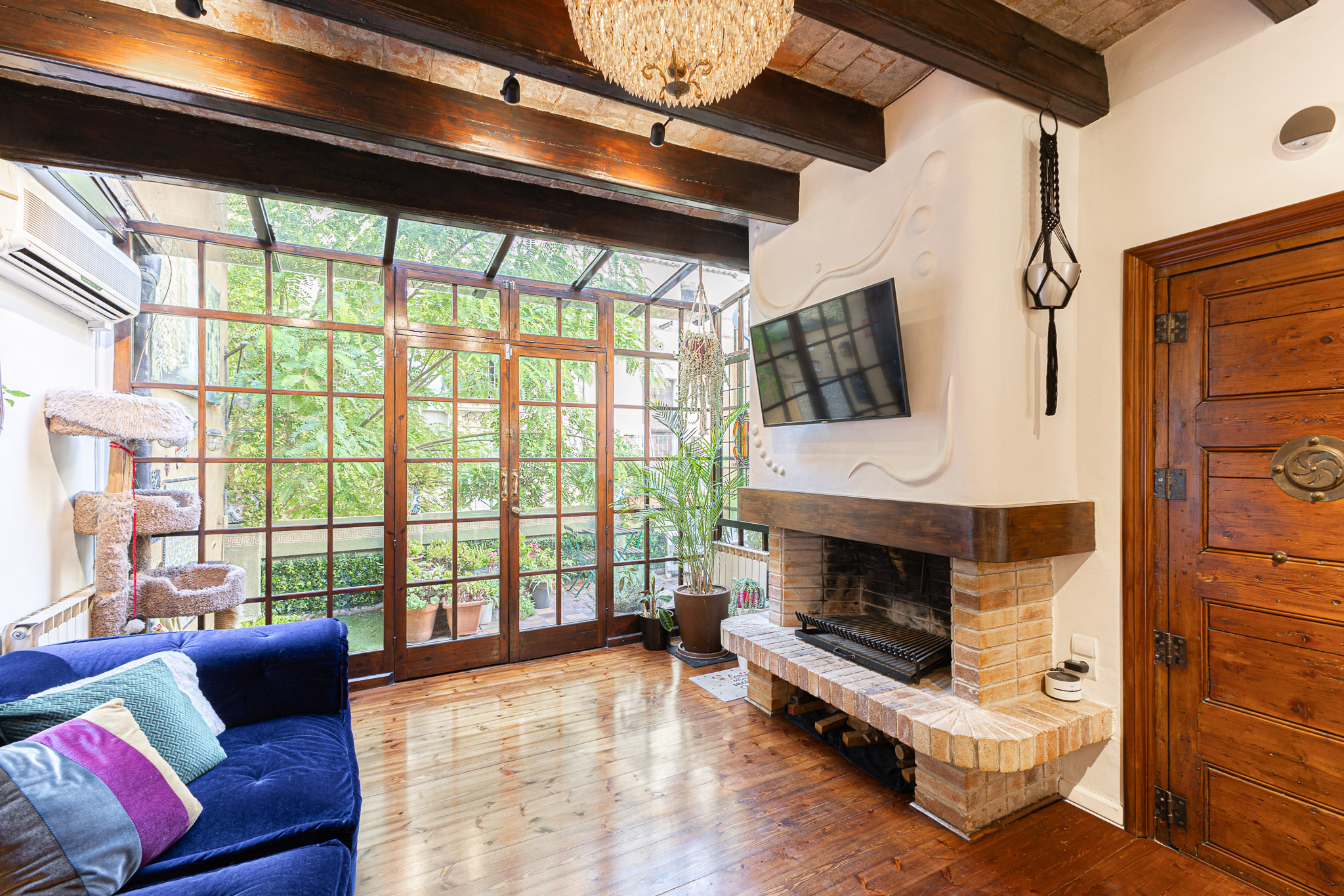 Exclusive apartment in Barcelona’s Eixample with private terraces, historic charm, fireplace, and a prime location next to the Sagrada Família