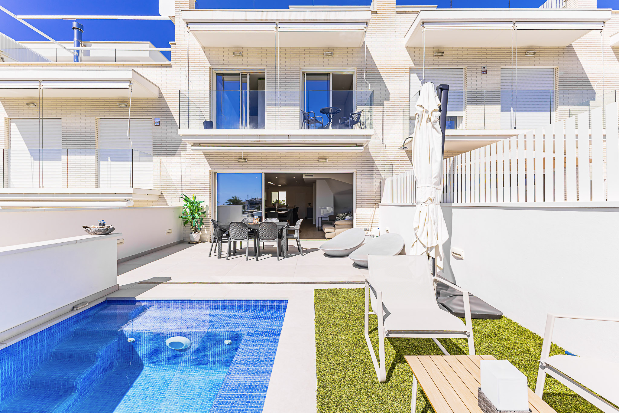 Exclusive semi-new townhouse with sea views