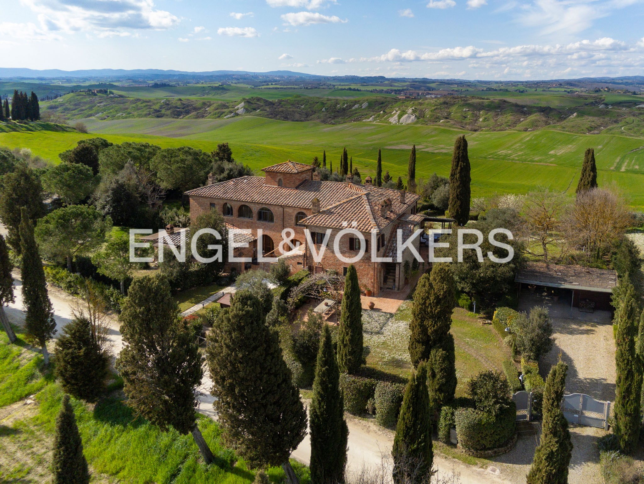 Charming Tuscan Getaway with Sweeping Countryside Views