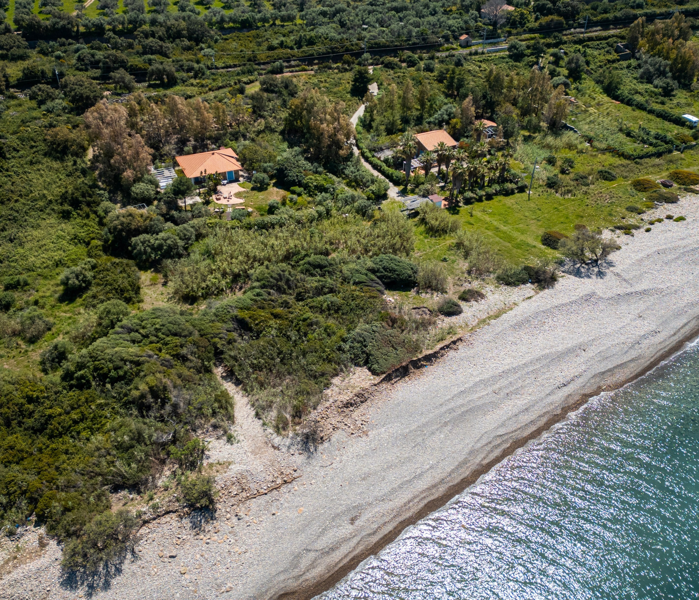 Exklusives Anwesen: zwei Villen in einem weitläufigen Garten mit direktem Zugang zum Meer