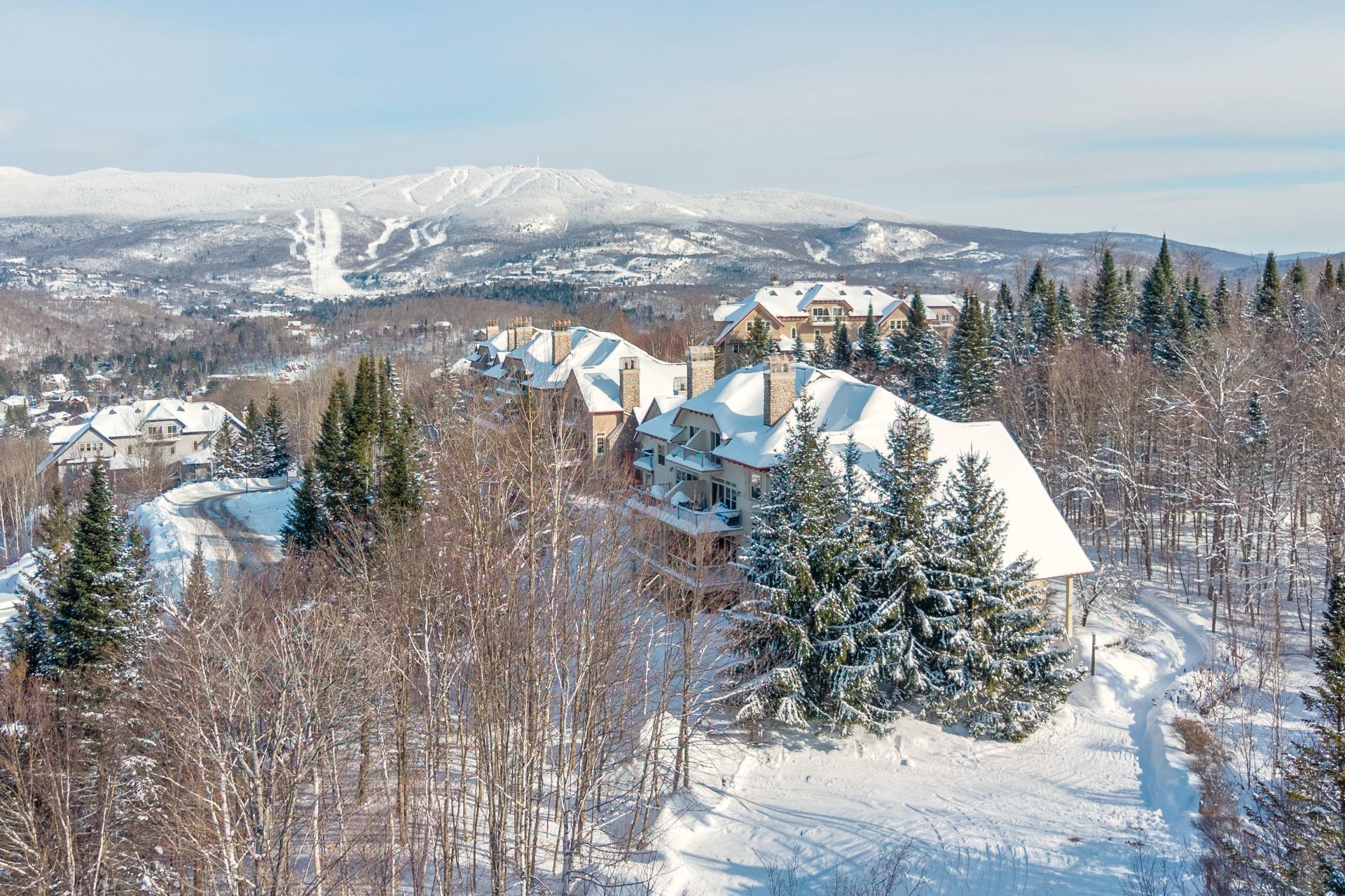 Cap Tremblant a spacious 3-story property with 4 bedrooms