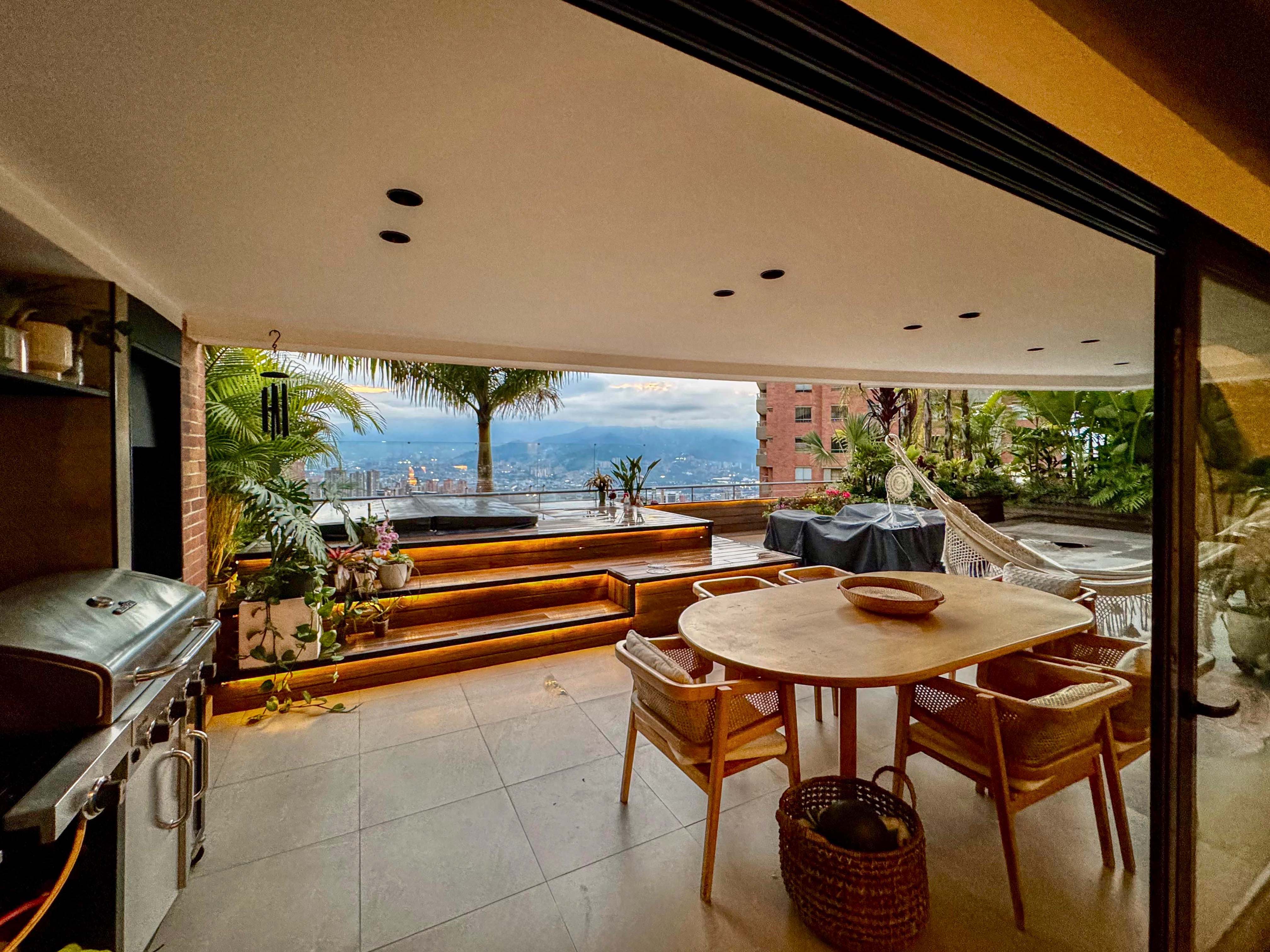 Apartamento con terraza y vista para venta en Altos del Poblado