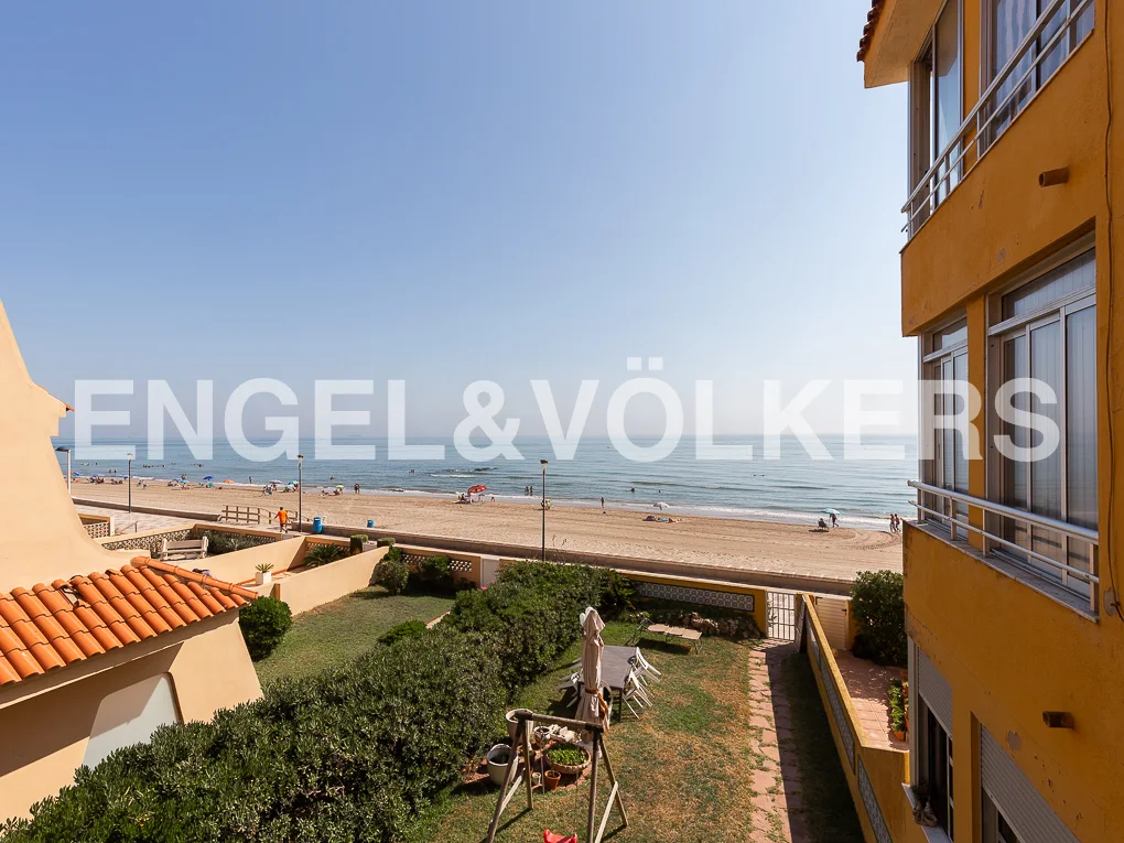Three-bedroom flat with sea view and garage in Les Palmeretes