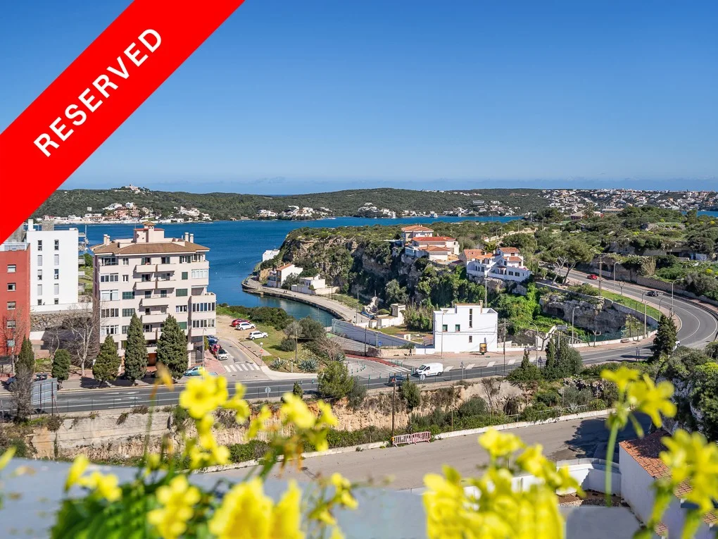 Impresionante ático dúplex, con terraza, parking y vistas al puerto de Mahón, Menorca