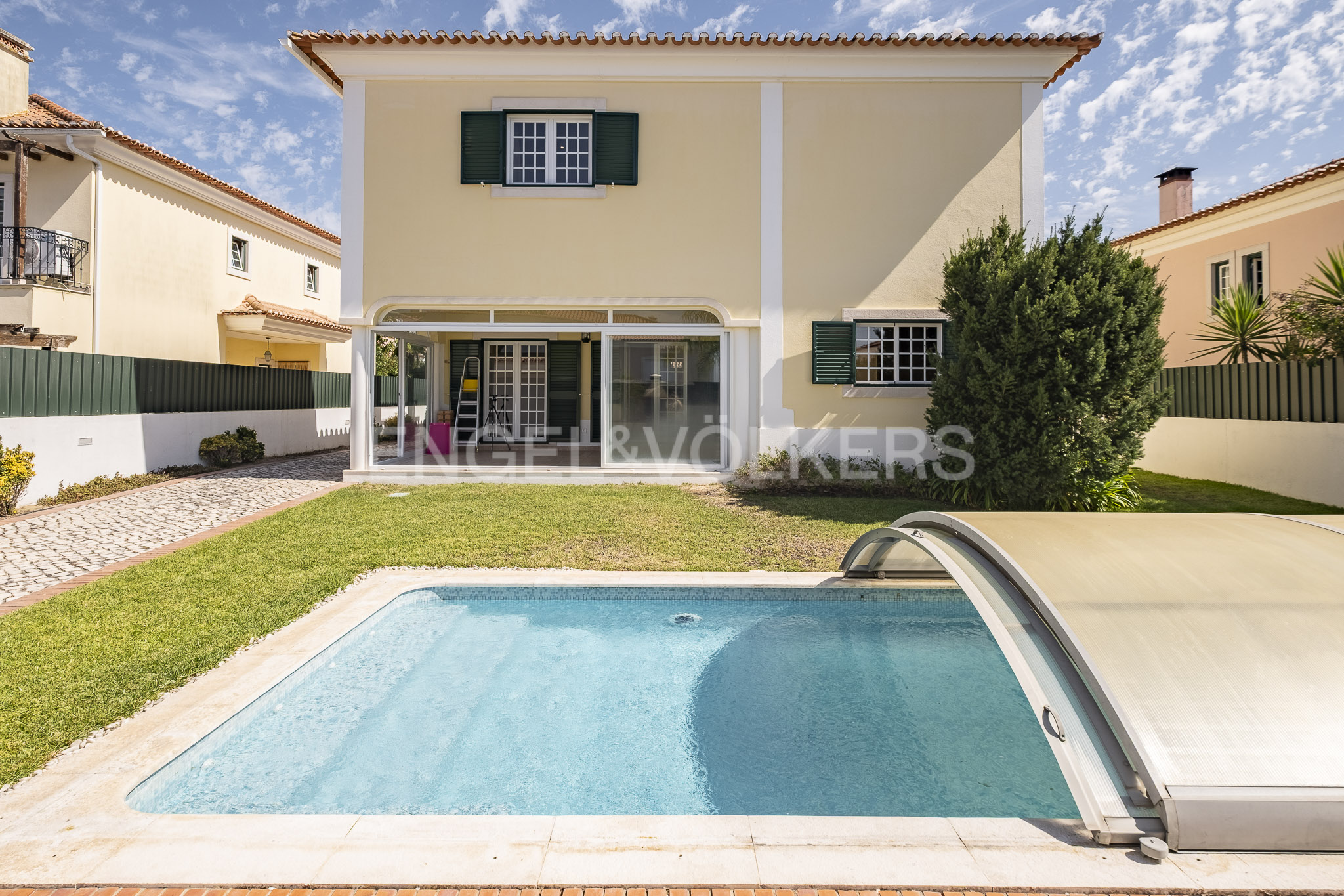 3-Bedroom Villa in Azeitão with Pool and High-End Finishes