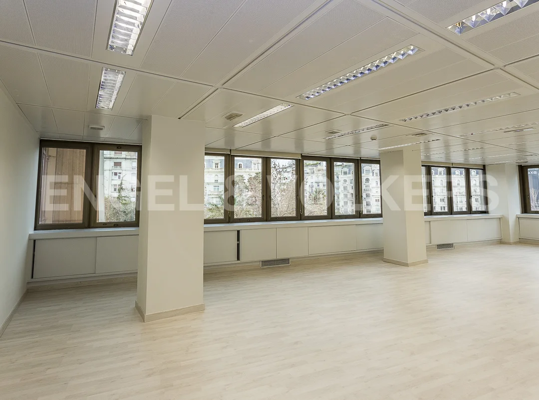 Oficina de 160m2 en moderno edificio situado en Adva. Diagonal con Francesc Macia