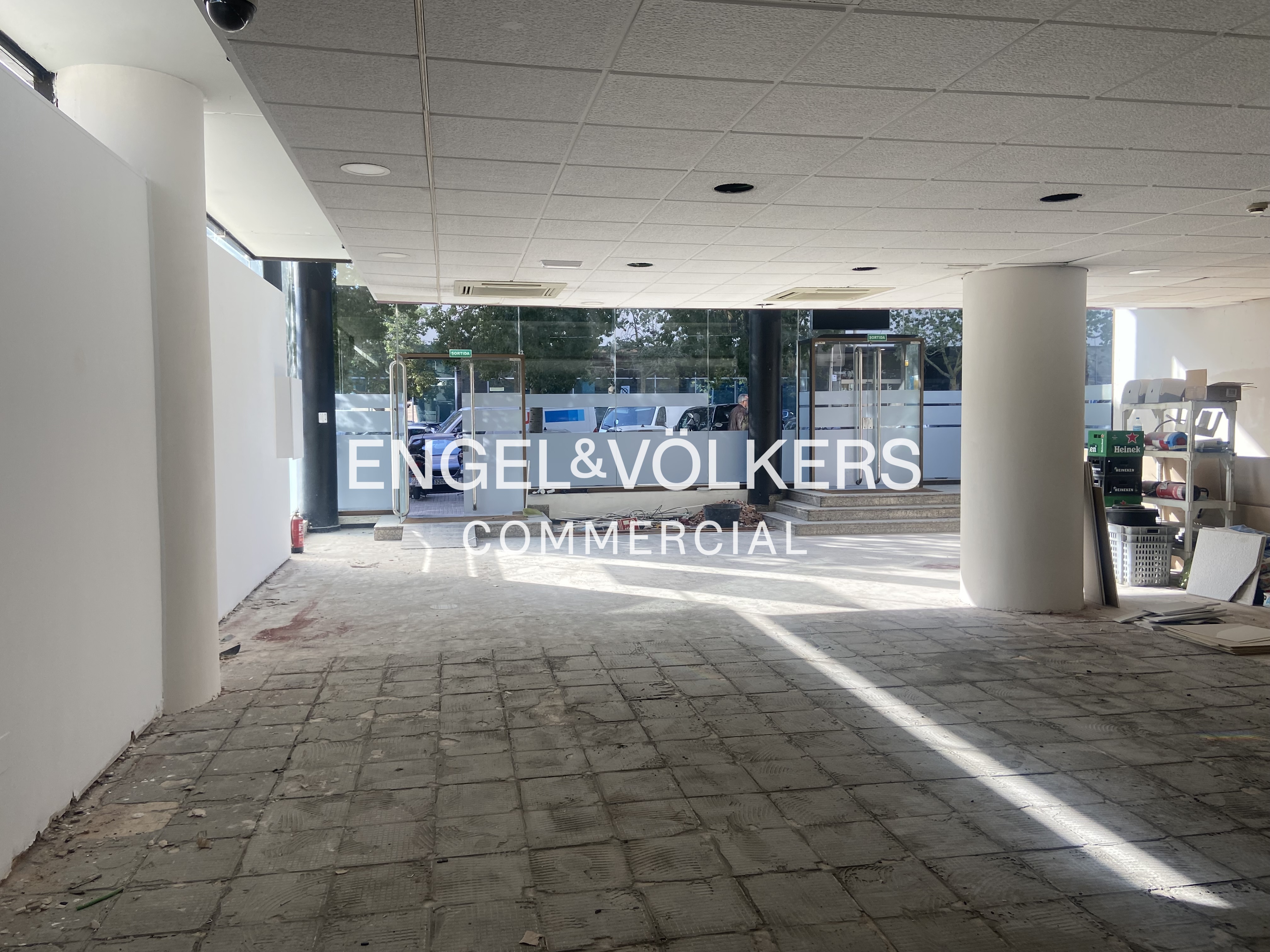 Gran local comercial en alquiler