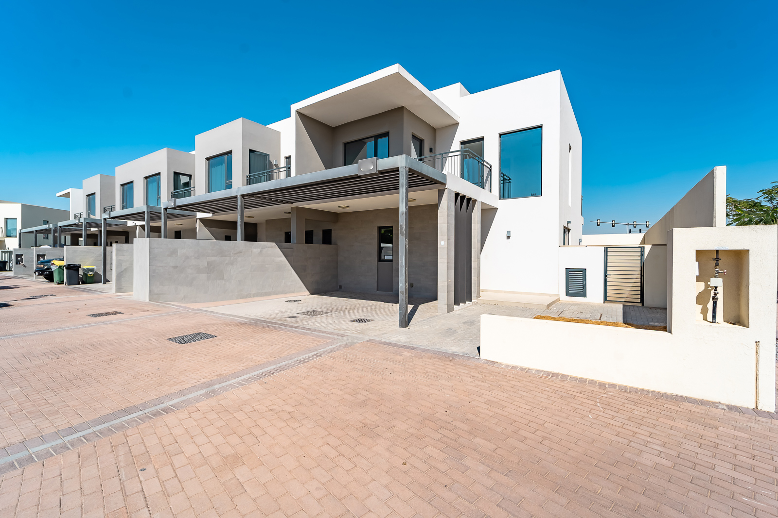 Vacant 4 BR | Bright Corner Townhouse