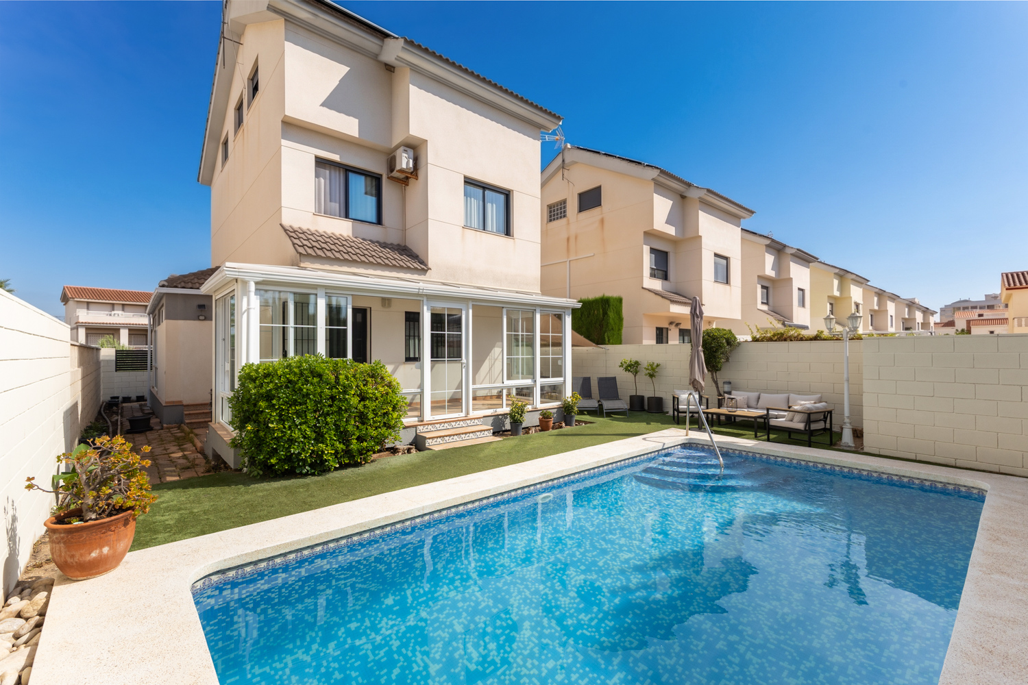 Descubra una villa exclusiva con piscina privada en Daimús, Costa de Valencia: 270 m² de luz, terrazas y privacidad, a minutos del mar y Gandia