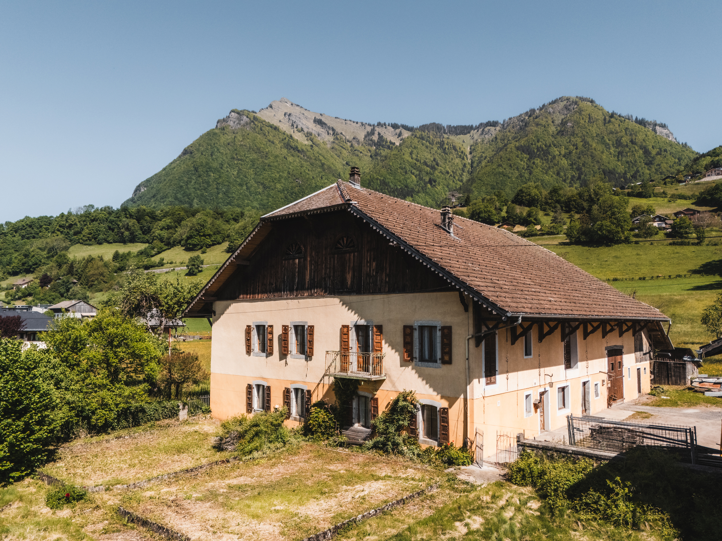 Magnificent farmhouse to renovate near the lovely village of Taninges.