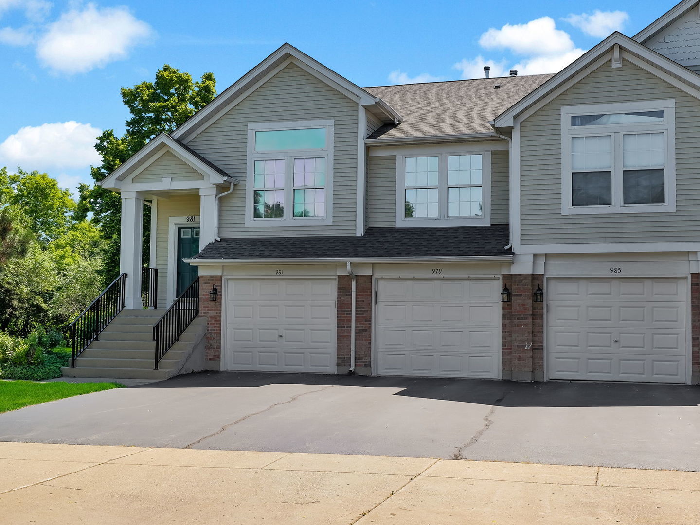 Spacious End-Unit Townhome