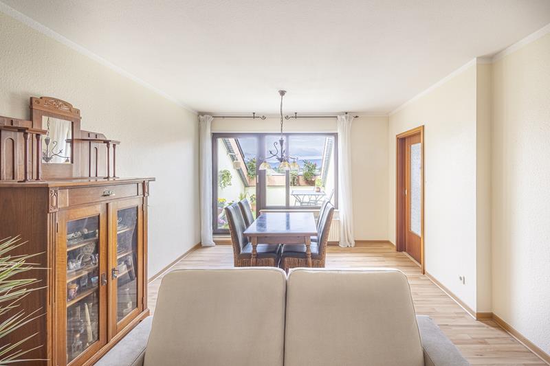 Gepflegte Dach-ETW (3 ZKB) in gesuchter Lage mit Loggia, Blick und Stellplatz!