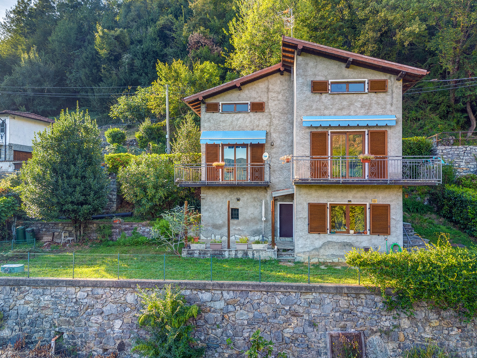 Detached house with garden and lake views