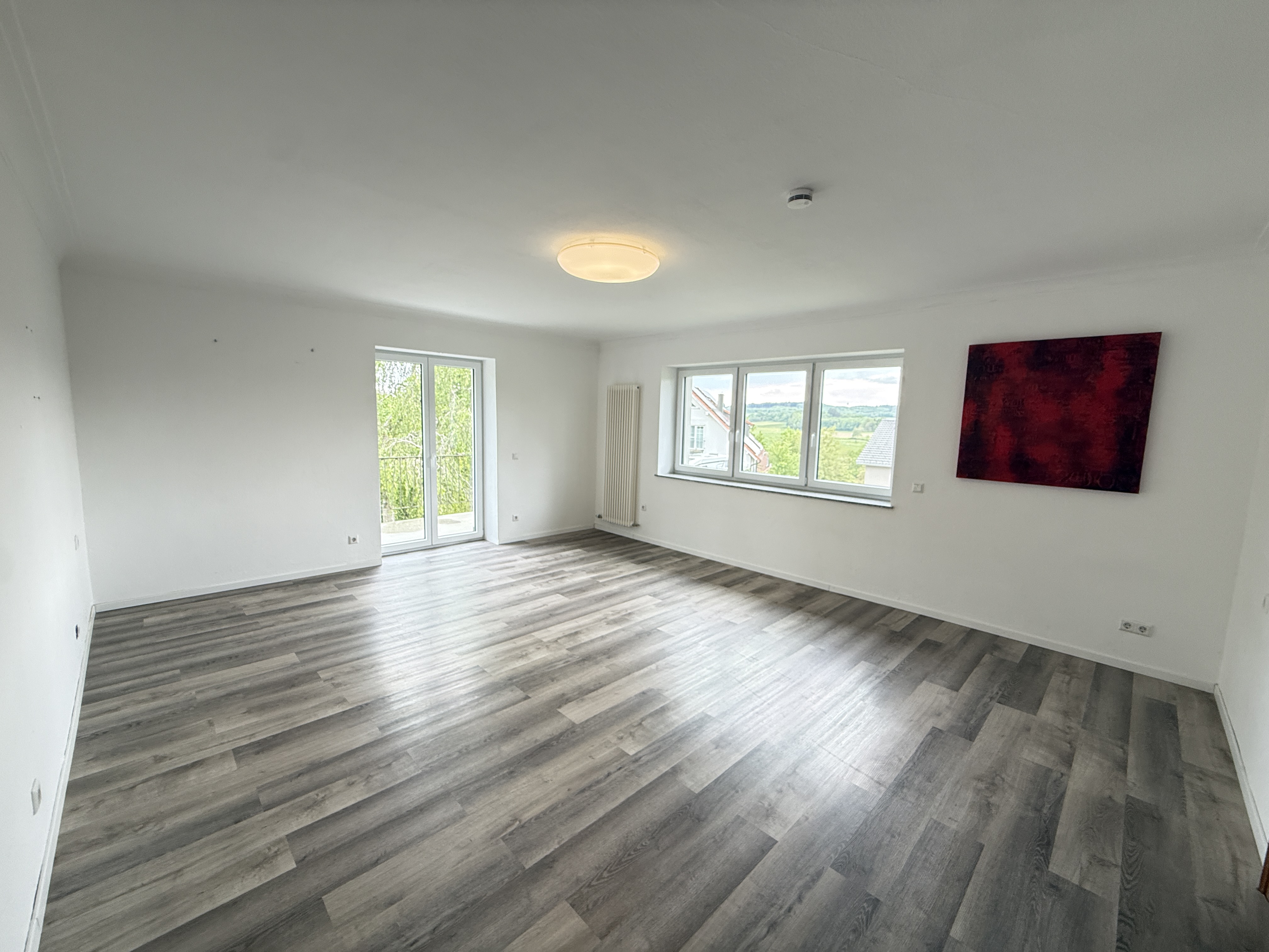 Repräsentatives Haus mit 278 m², 11 Zimmern, Einliegerwohnung, Terrassen, Garten & Weitblick – modernisiert, ruhig gelegen und bestens angebunden.