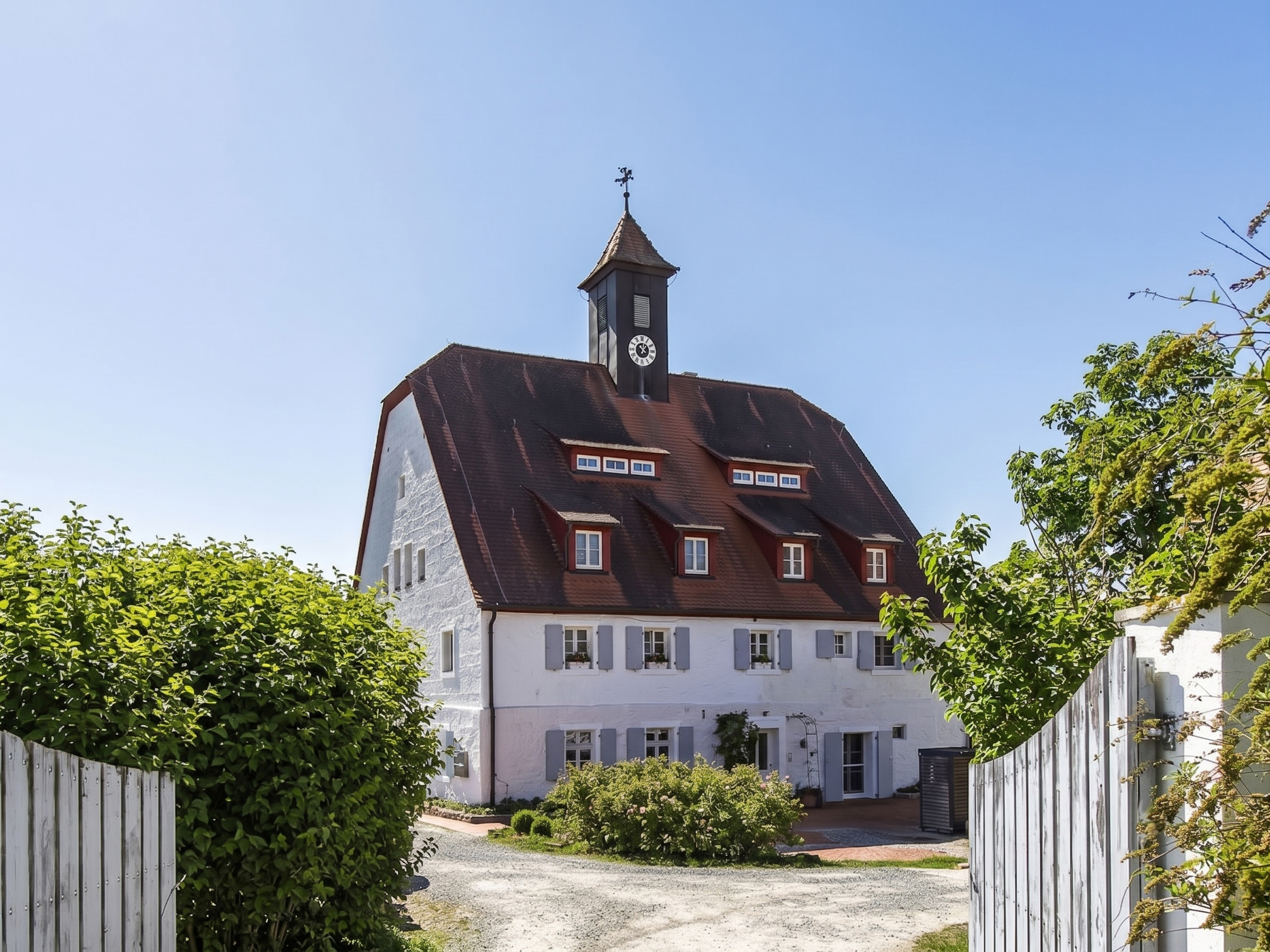 Historische Eleganz trifft modernen Wohnkomfort – Repräsentative Maisonette im Schloss Wilmersbach