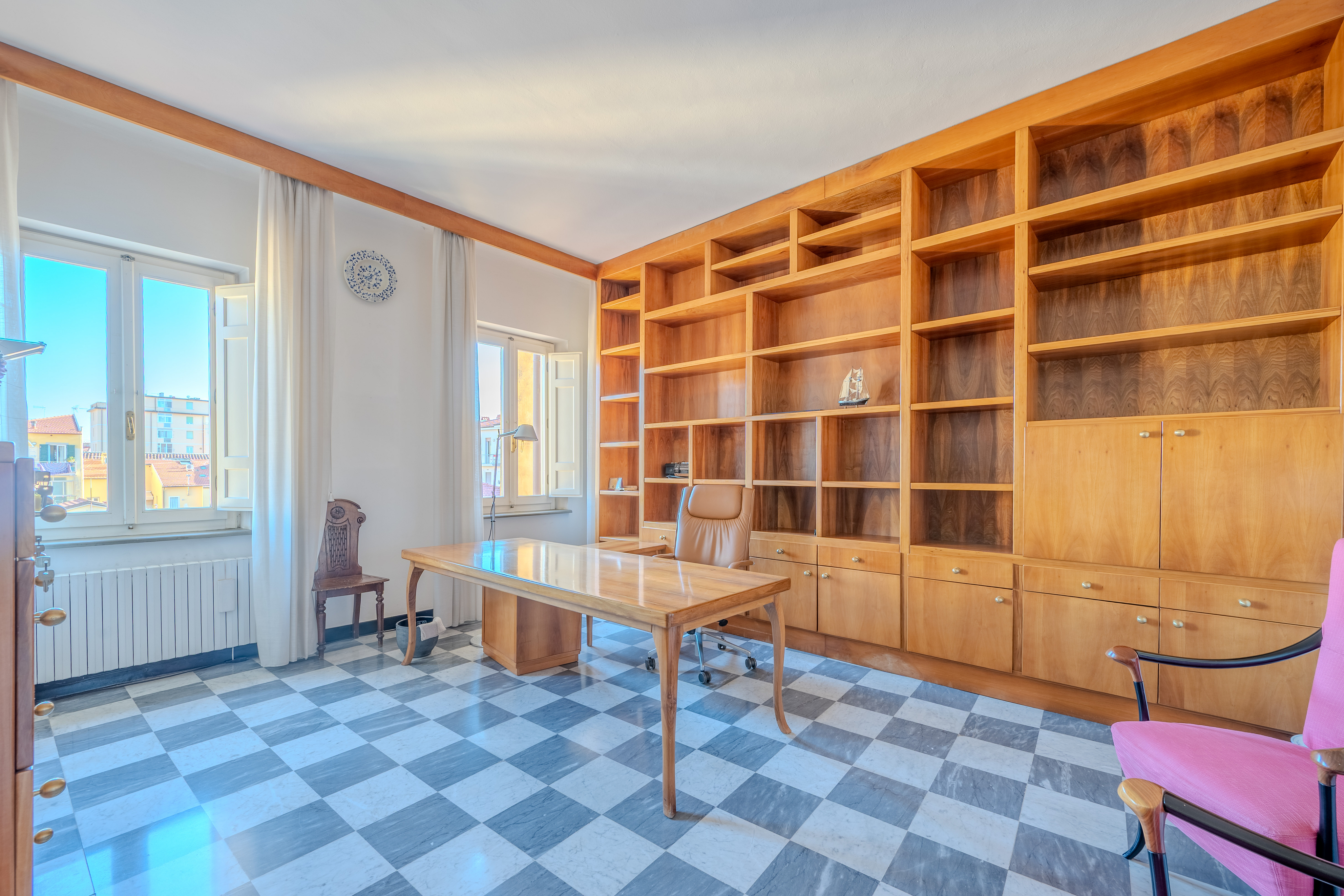 Elegant apartment on the Lungarno overlooking the Church of Santa Maria della Spina