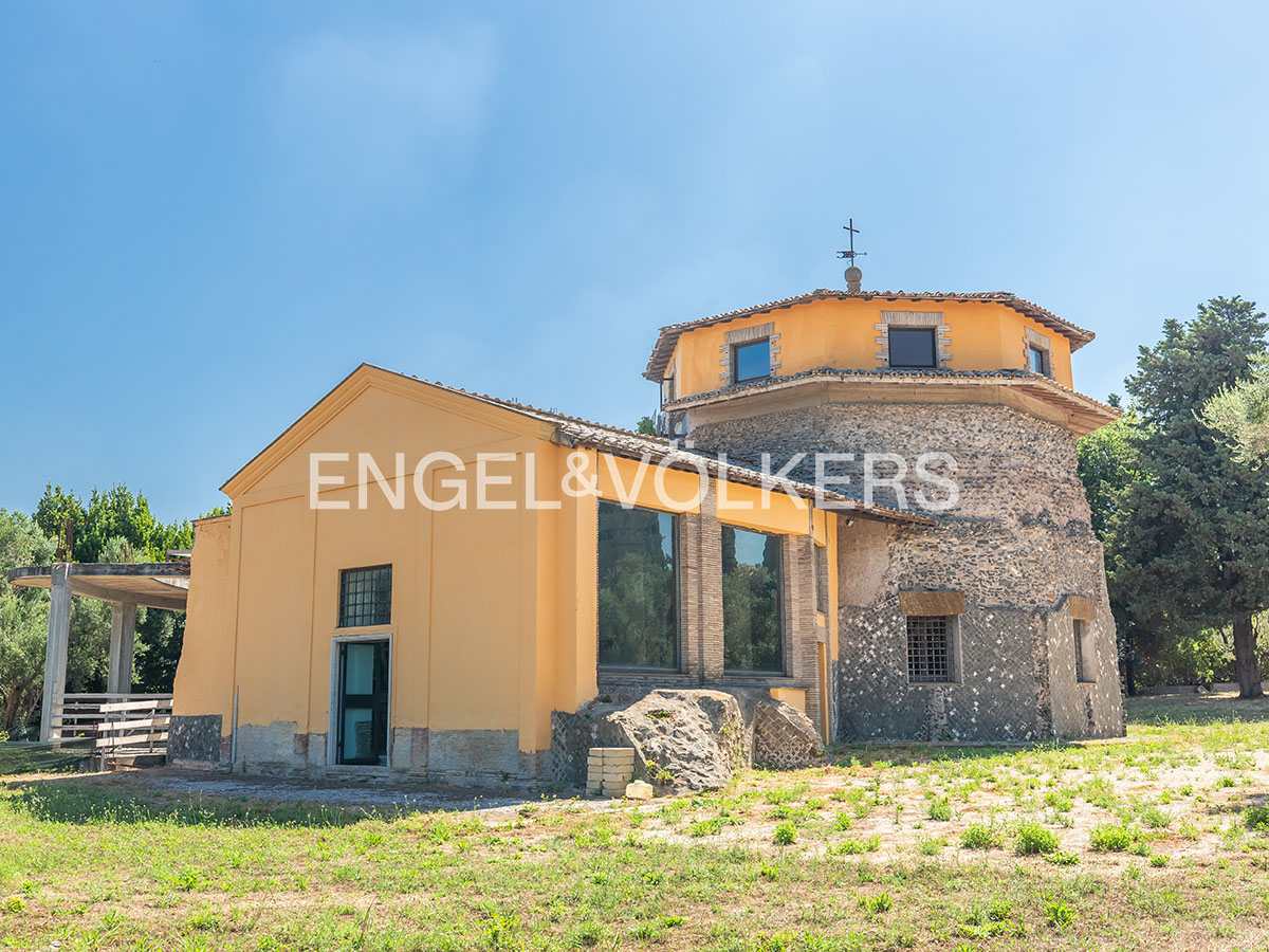 Charm of antiquity and modern flexibility combined in a unique residence