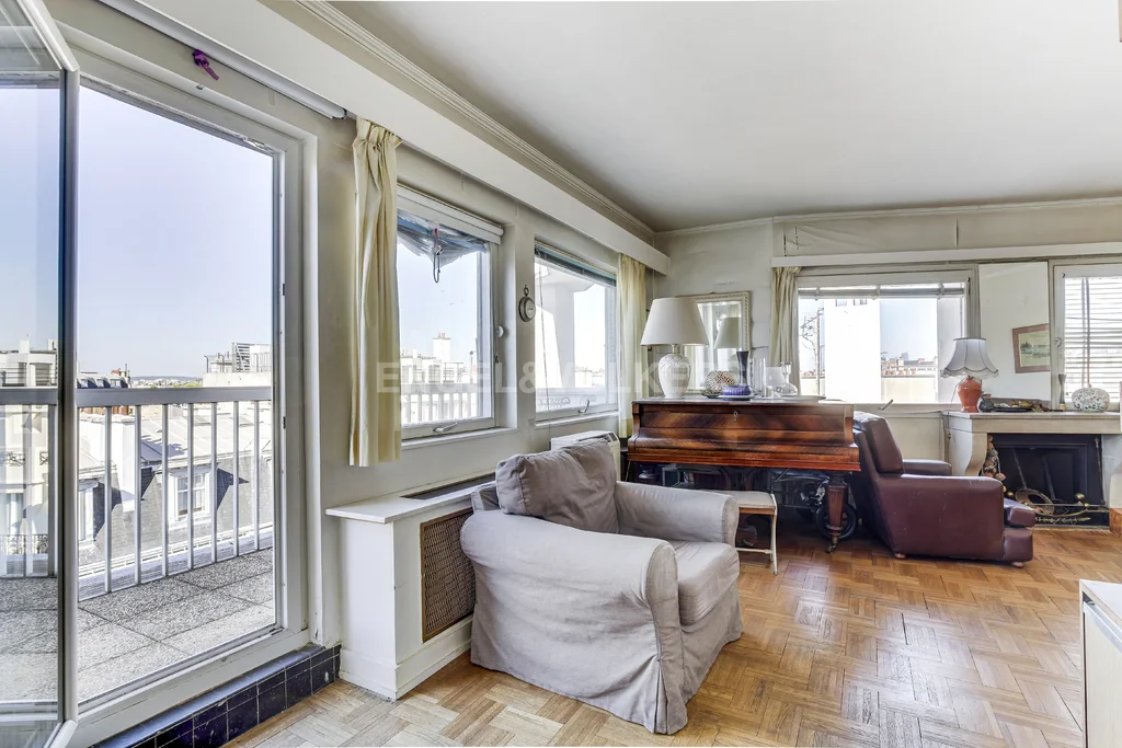 Top floor terrace with Eiffel Tower-Passy view