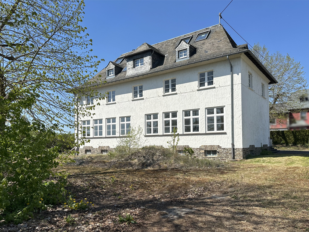 Ehemalige Dorfschule - Großzügiges Wohnbauprojekt oder Mehrgenerationenhaus am Ortsrand