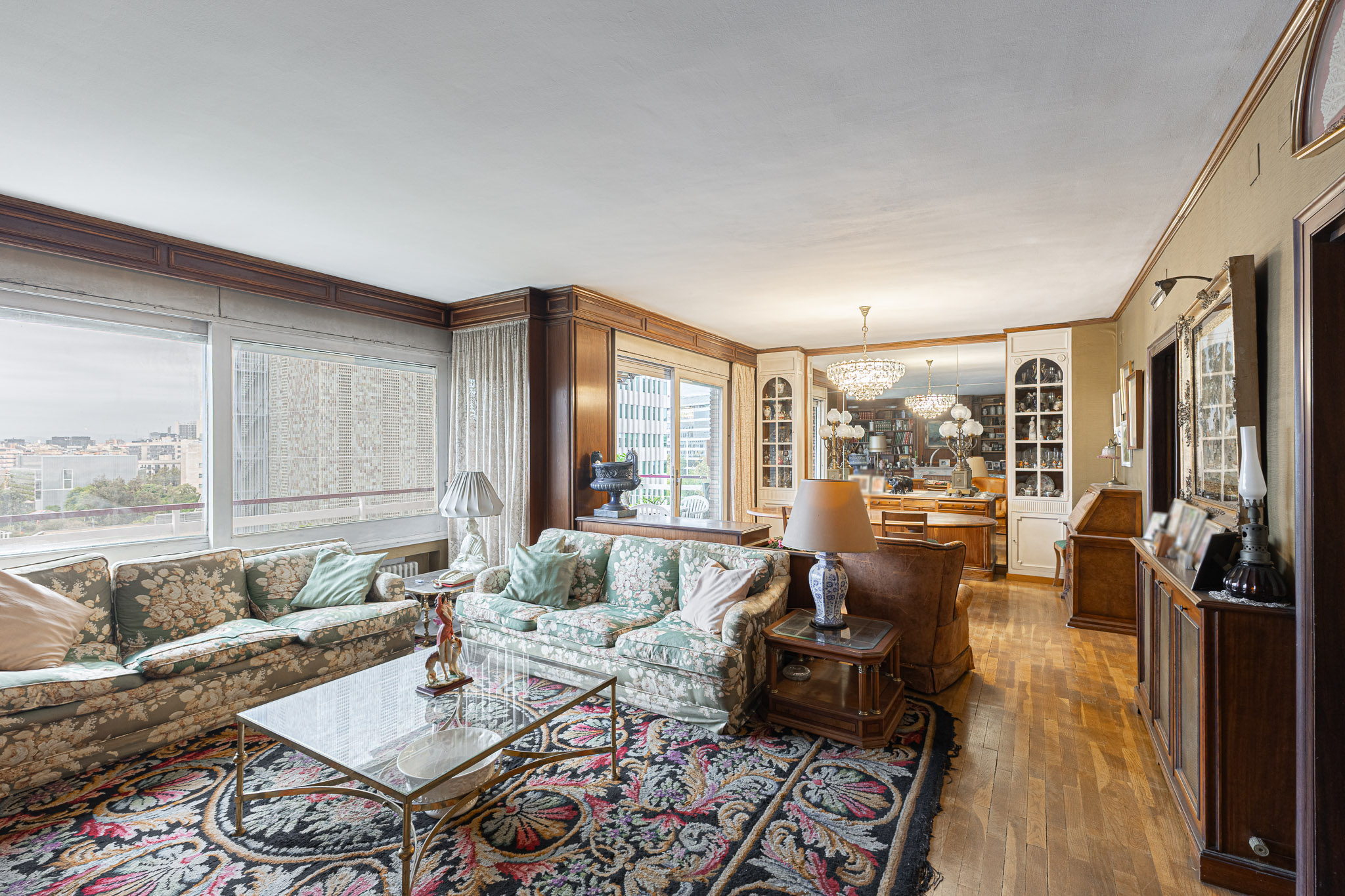 5-bedroom family apartment. Carrer Entença – L’Illa Diagonal with parking.