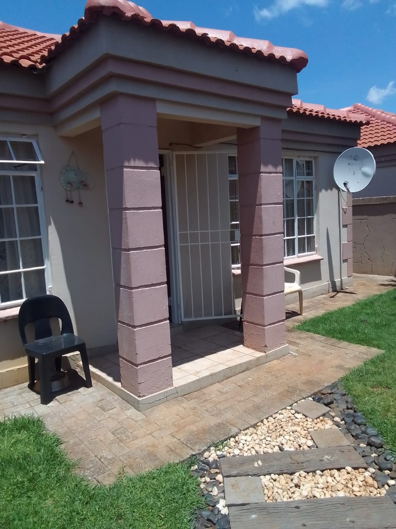 Welcome to your new home in the peaceful neighborhood of Baillie Park