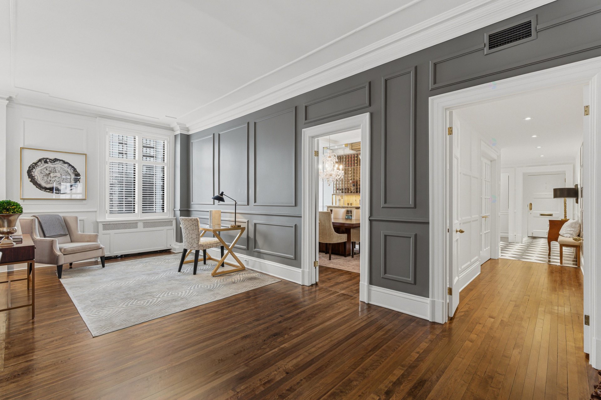 Prestigious full-service address with refined urban living