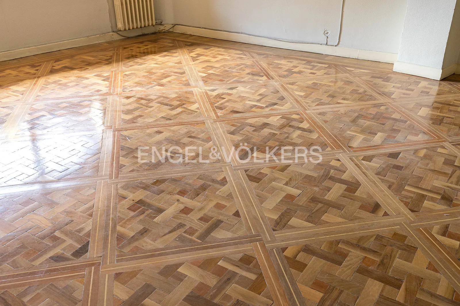 Bright and elegant apartment for renovation on Juan Bravo Street.