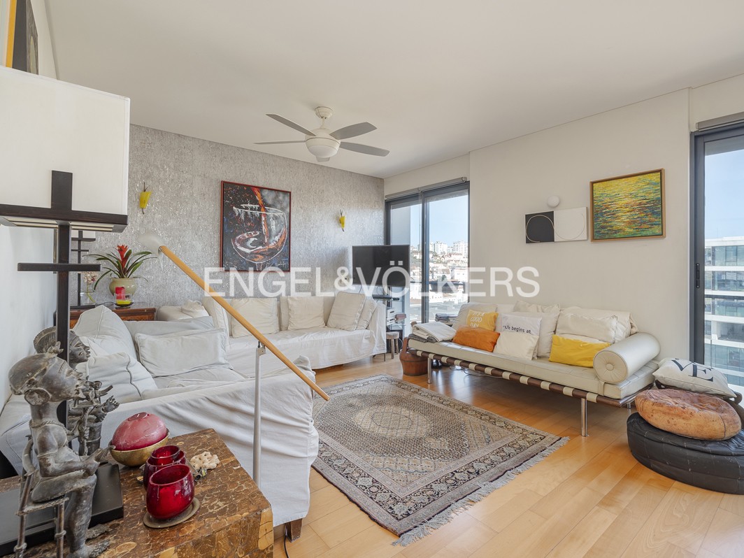 Furnished two-bedroom apartment with river view in Alcântara