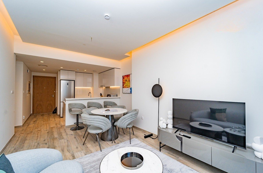 Fully furnished | Bright | Prime location