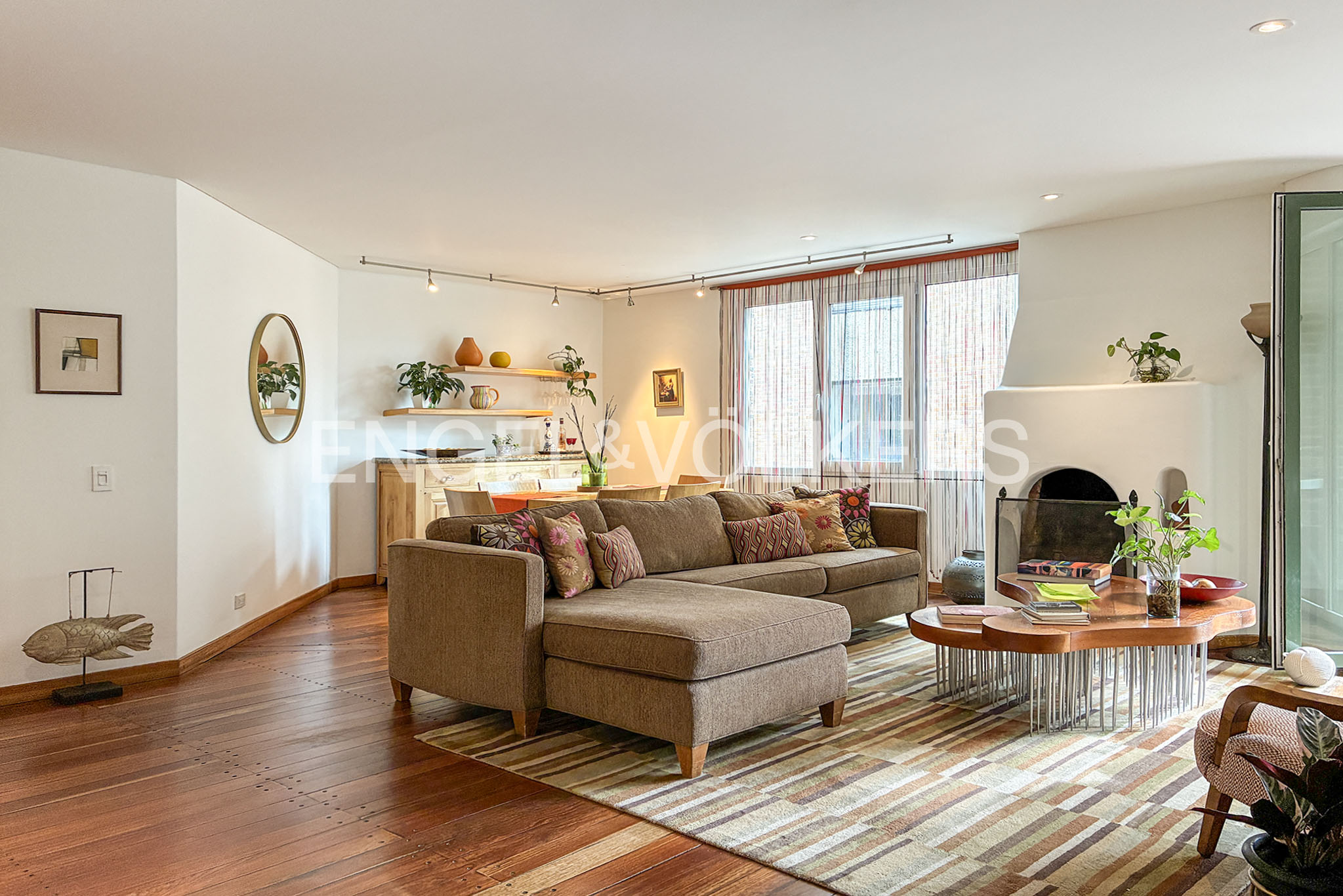 Apartamento con balcón y vista verde en Rosales bajo