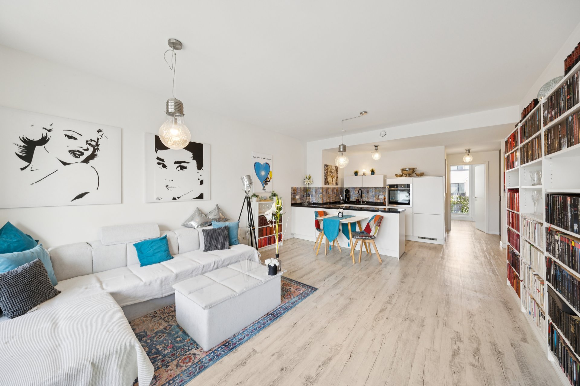 Möblierte 3-Zimmerwohnung mit Tiefgaragenstellplatz in direkter Wasserlage am Kanal