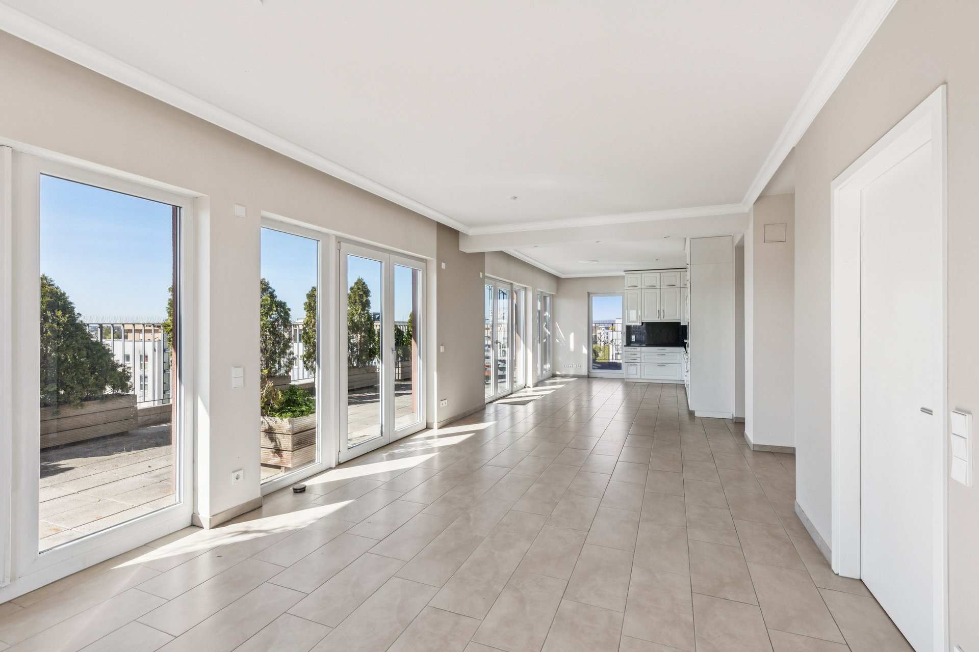 Exclusive living by Rebstock Park: Stylish four-room apartment with rooftop terrace