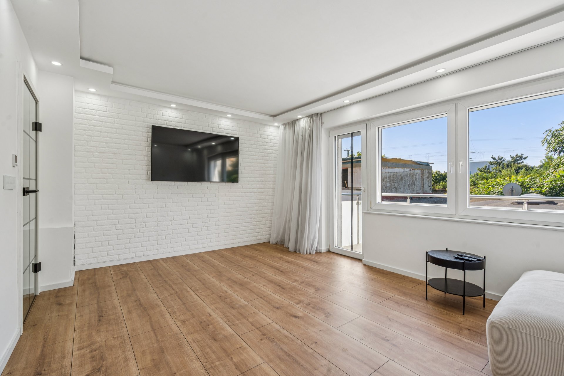 Stylish living in Sachsenhausen – high-quality, modernized three-room apartment with two balconies