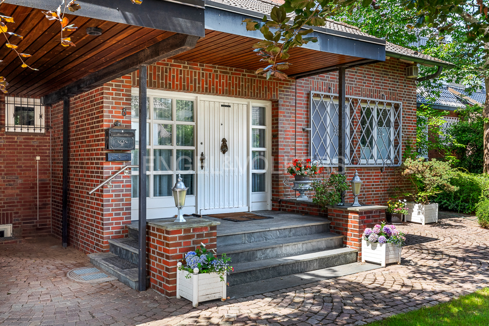 Viel Raum für Ihre Wohnideen – Großzügiges Zuhause mit Westgrundstück und Gartenidylle