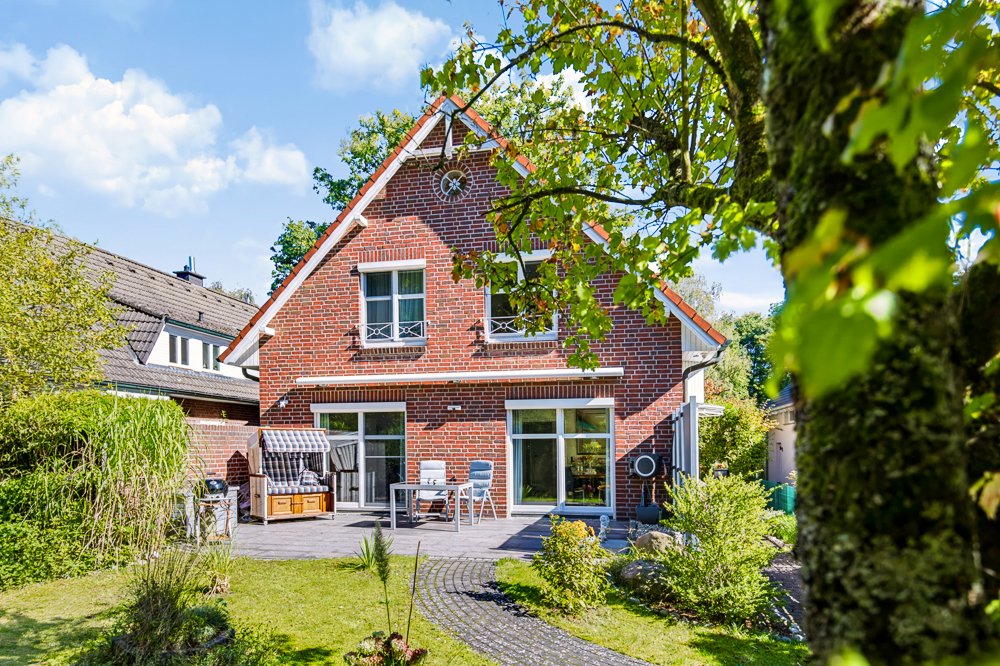 Lichtdurchflutete Doppelhaushälfte mit moderner Ausstattung und sonnigem Garten