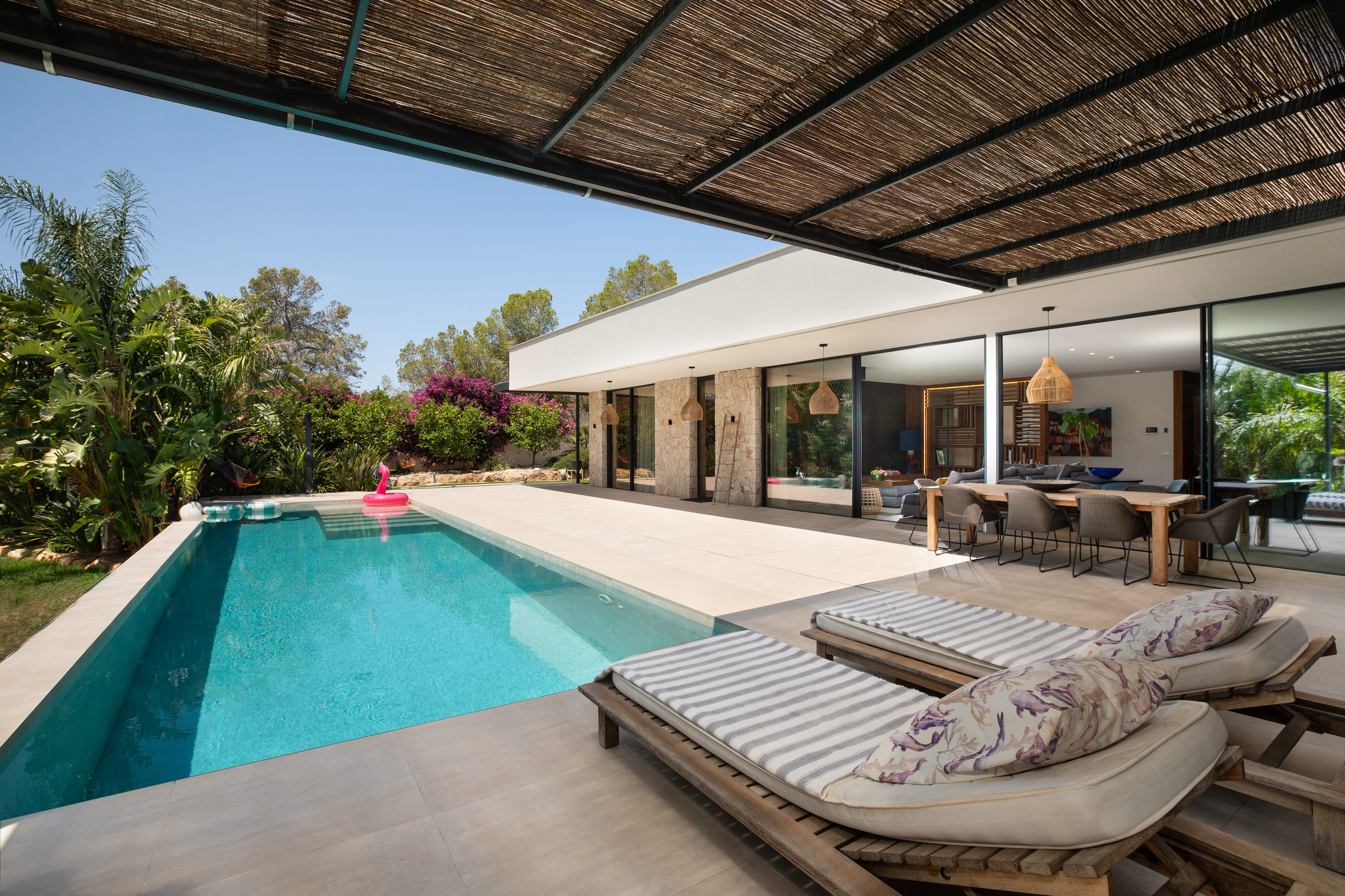 Single-level elegance – Exclusive bungalow villa in sought-after beachfront location