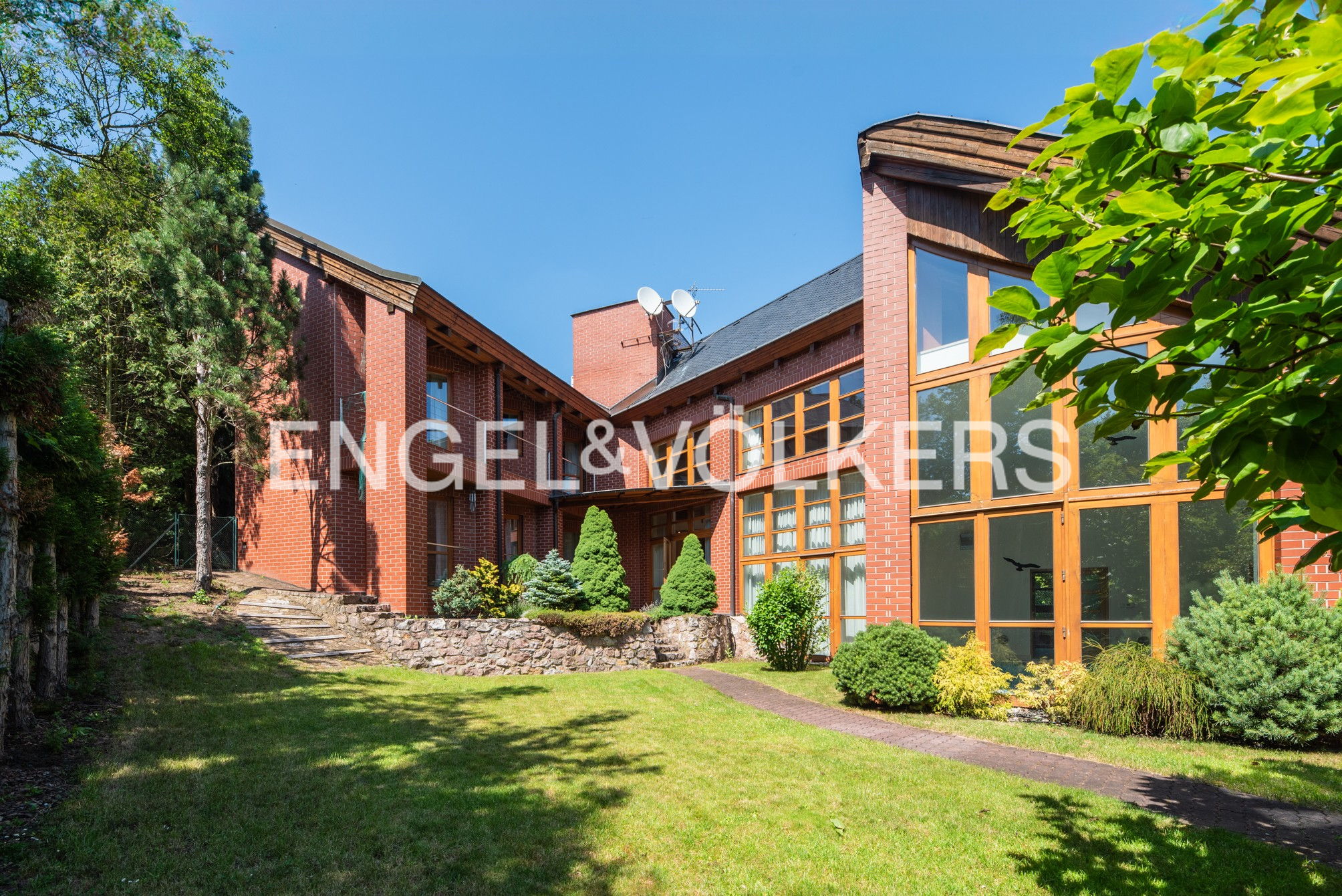 Representative majestic villa in a quiet location of Černošice