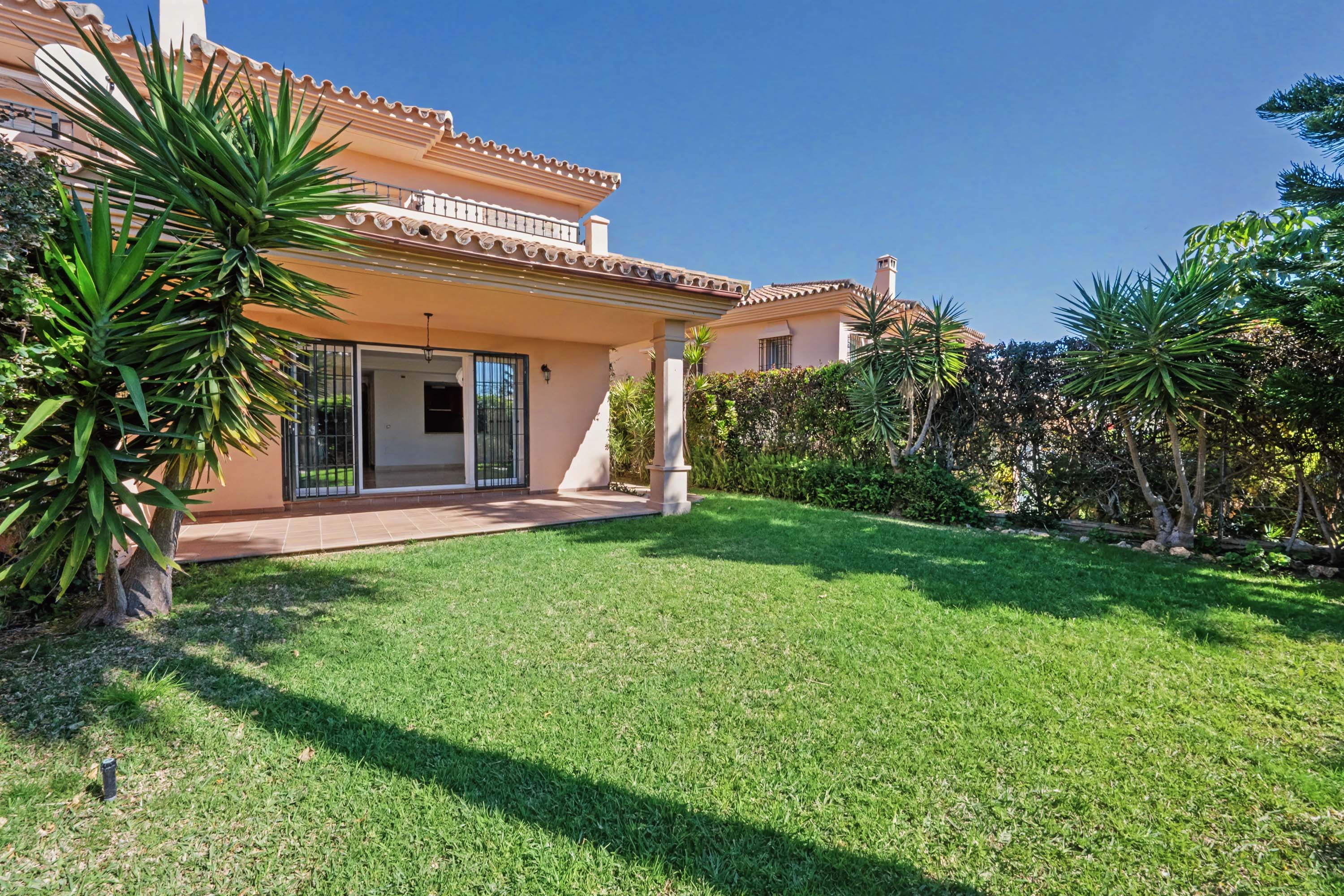 Semi-detached chalet with private garden in exclusive Riviera del Sol residential community