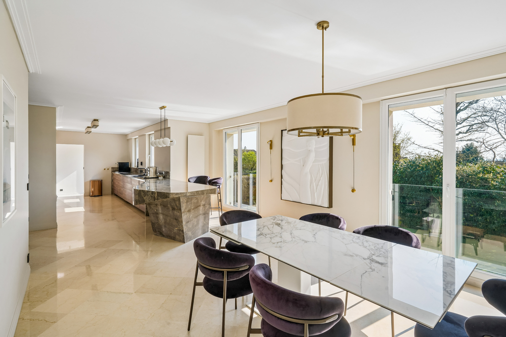 Exceptional family home  Le Chesnay – 4 air-conditioned bedrooms – Garden and pool