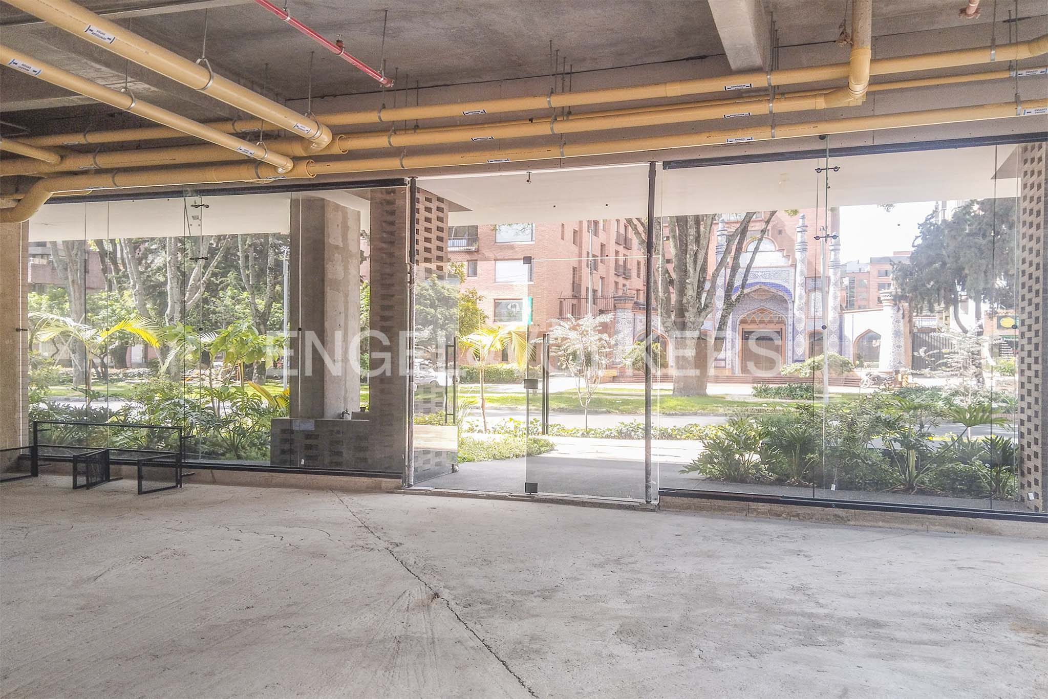 Arriendo local de 270 m2 mas terraza de 235m2 en Chico / Calle 94