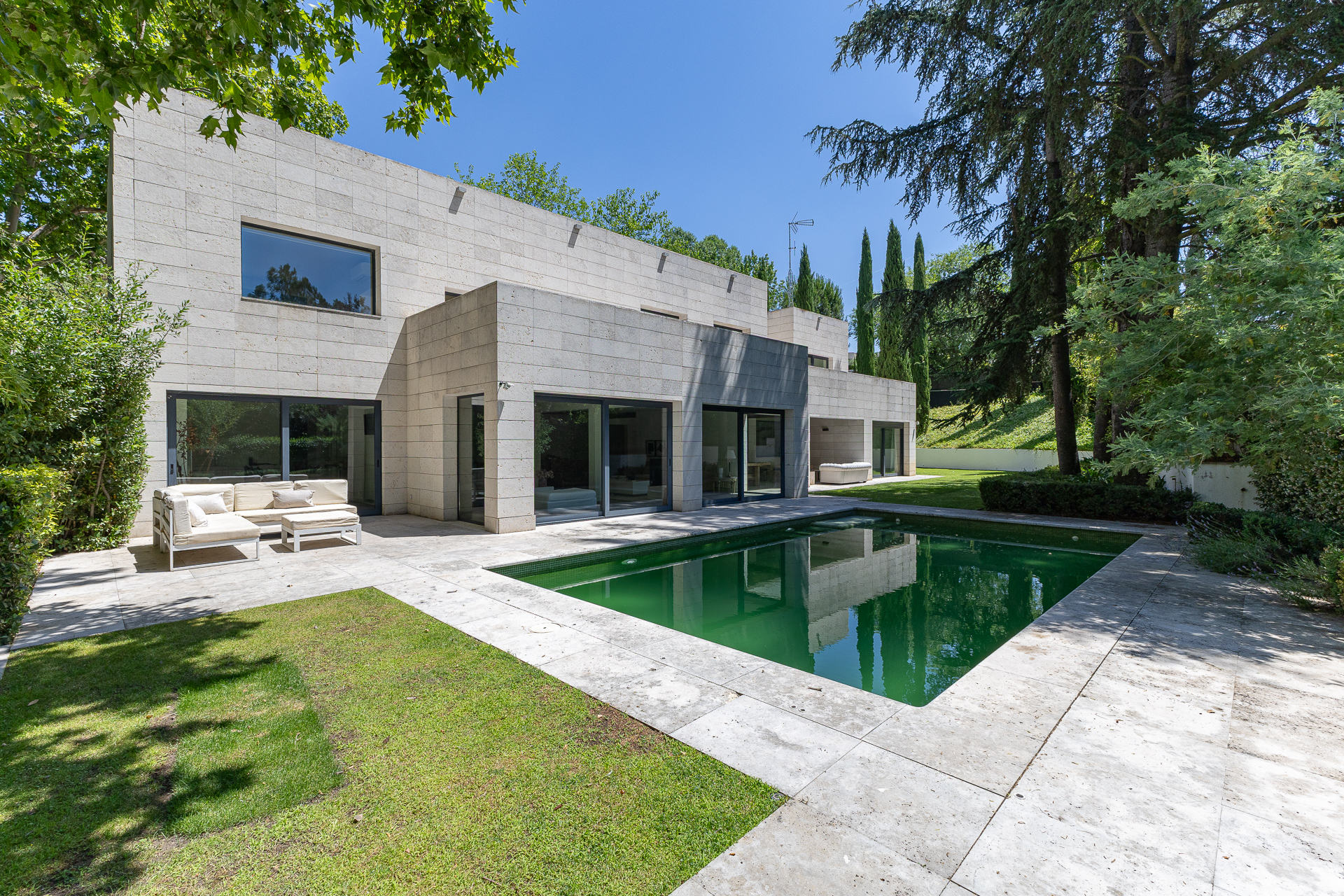 Elegance and serenity in the Diplomáticos neighborhood