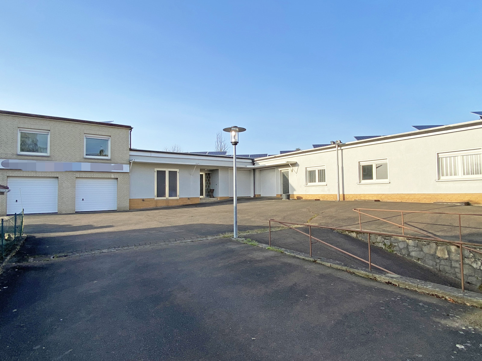 Wohnhaus und Bürogebäude mit Werkstatt, Garagen und Lagerhalle