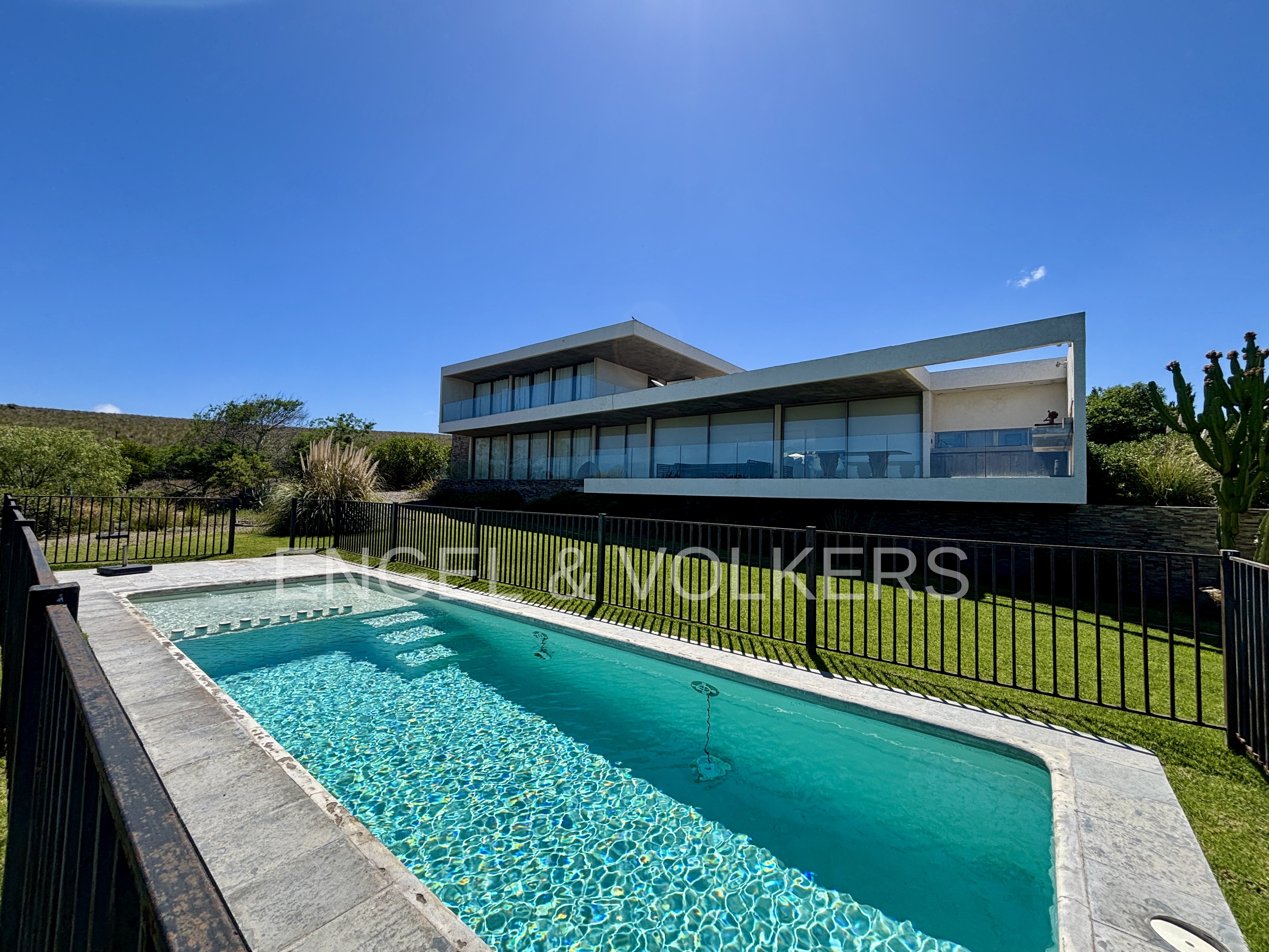 Casa 7D 5B en Coquimbo con piscina y vista al mar · 271 m2 construidos