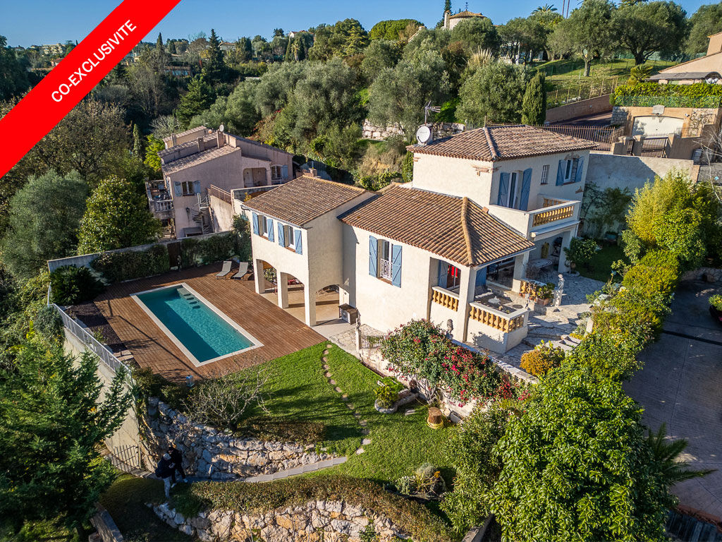 Detached villa with sea view and pool