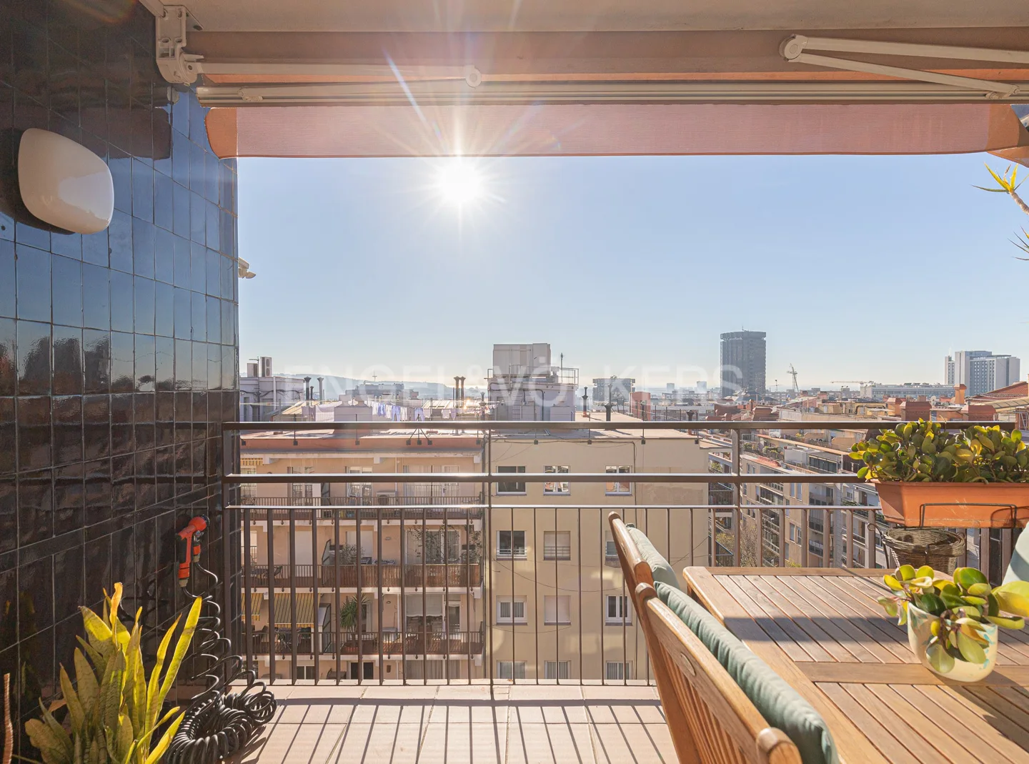 Magnificent renovated and high-rise apartment with unobstructed views