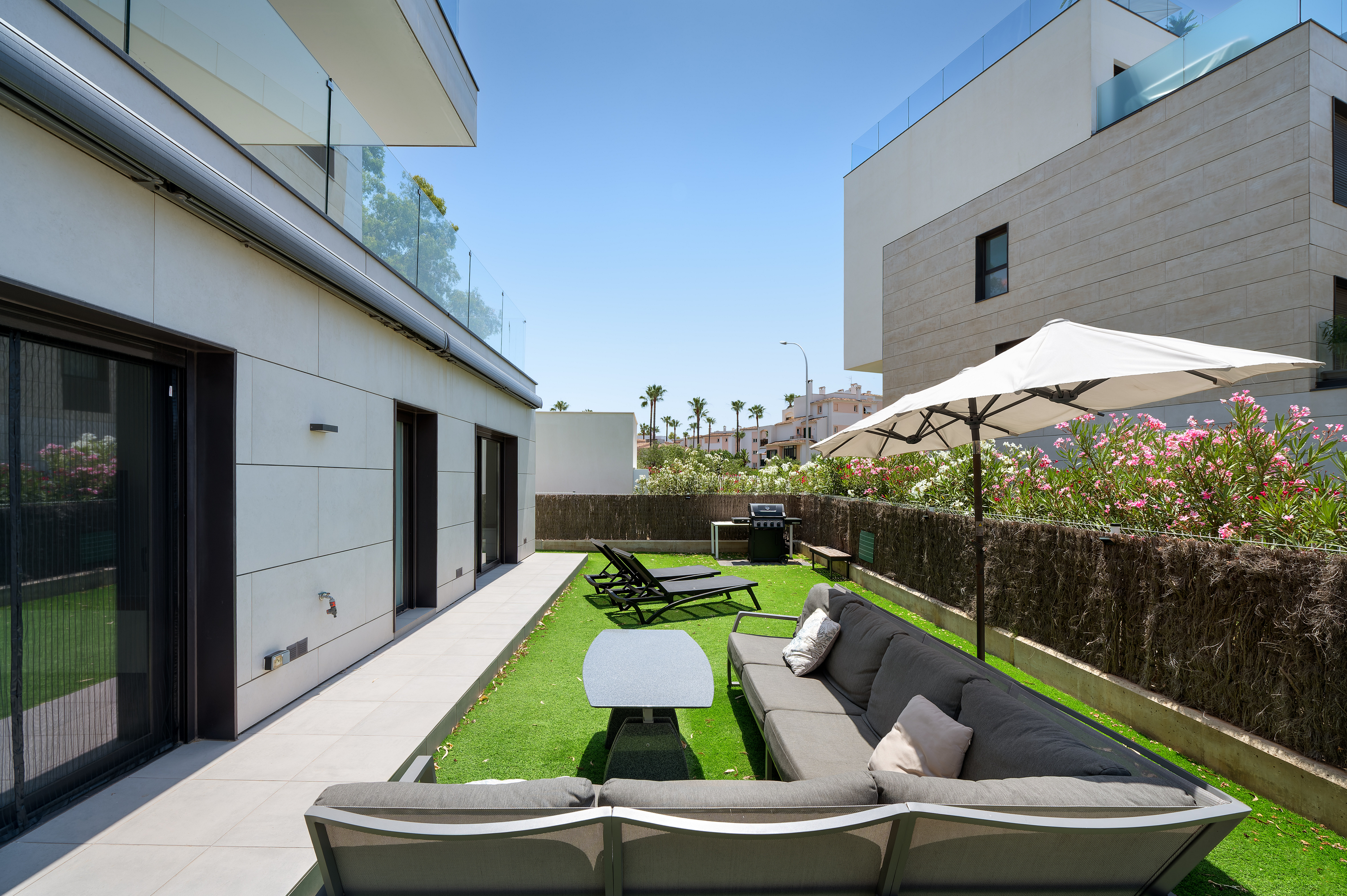 Moderne Erdgeschosswohnung mit zwei Gärten in exklusiver Neubauanlage in Santa Ponsa