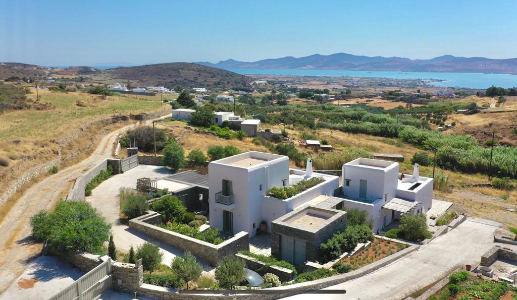 Μικρό ιδιωτικό κτήμα με δύο κατοικίες και θέα Αντίπαρο, Πάρος