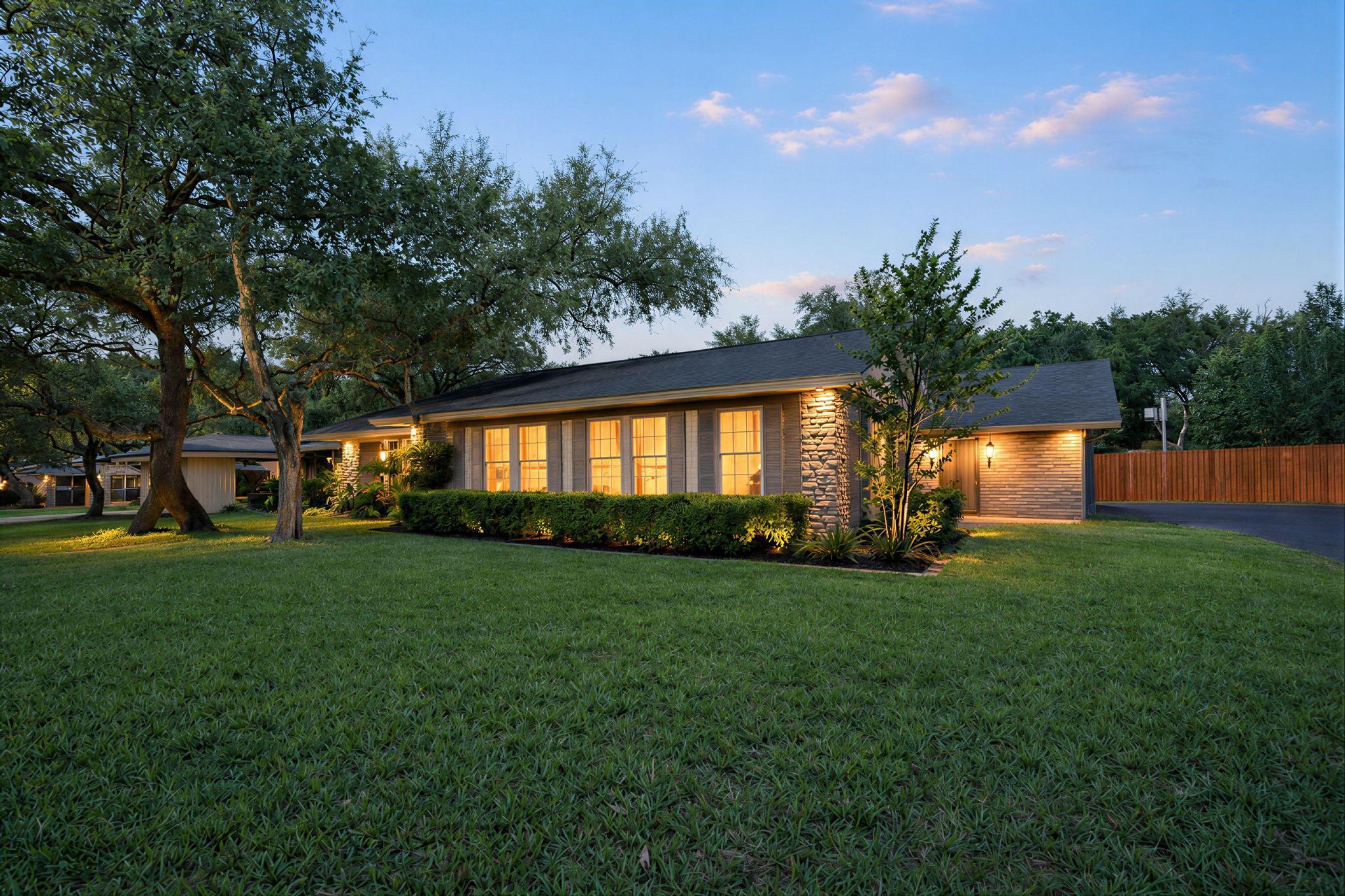 Charming Midcentury Home with Country Club Amenities