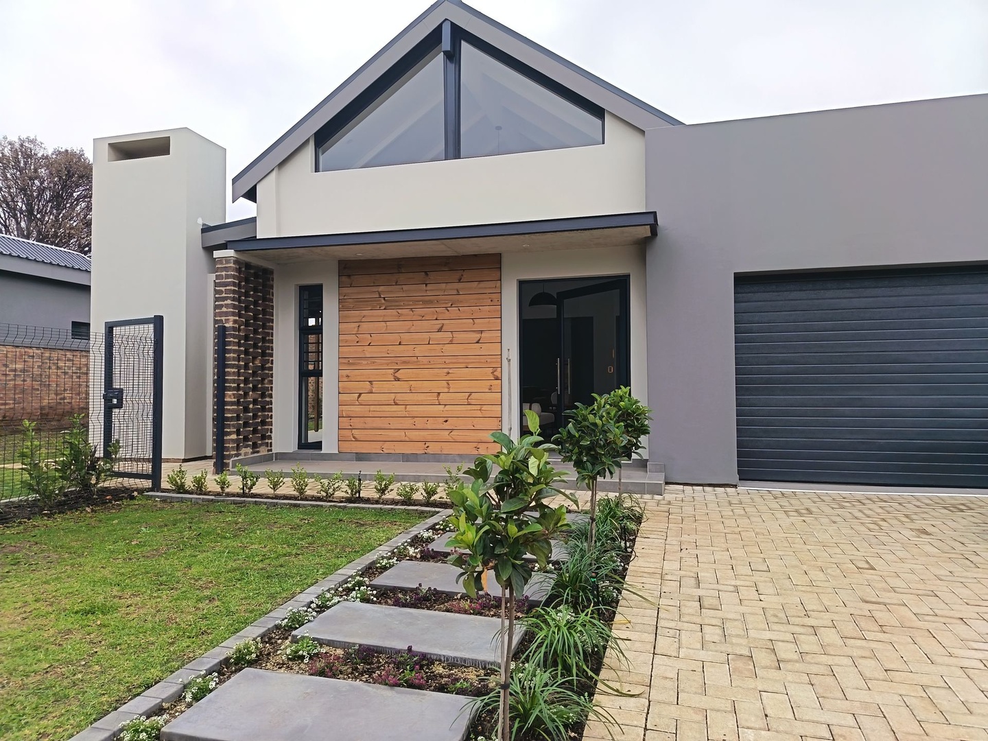 Newly built,  modern 3 bedroom home in Mooivalleipark