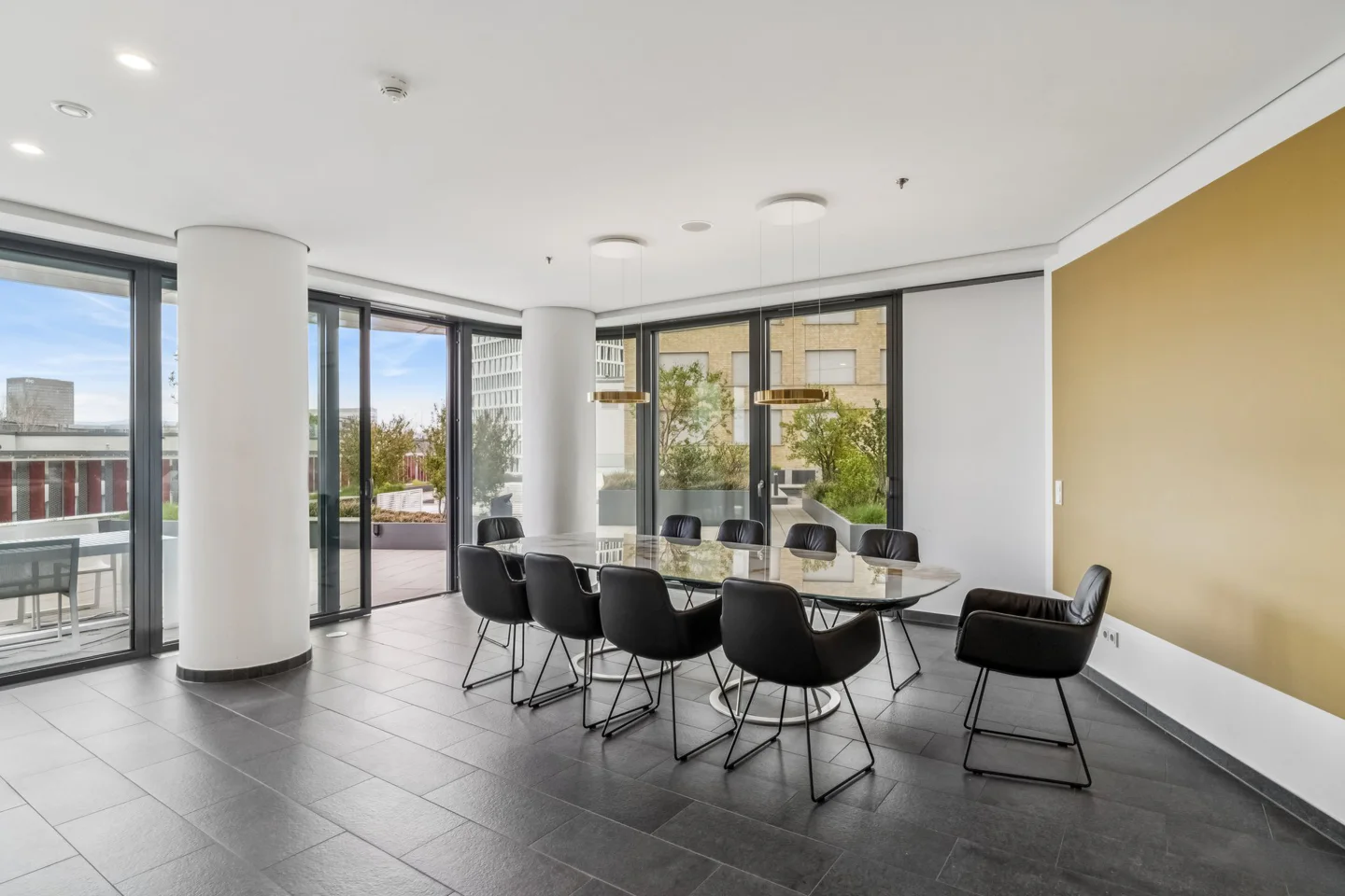 Erstklassiges City-Refugium im Grand Tower mit Panorama-Aussicht & Premium-Service - Photo 4